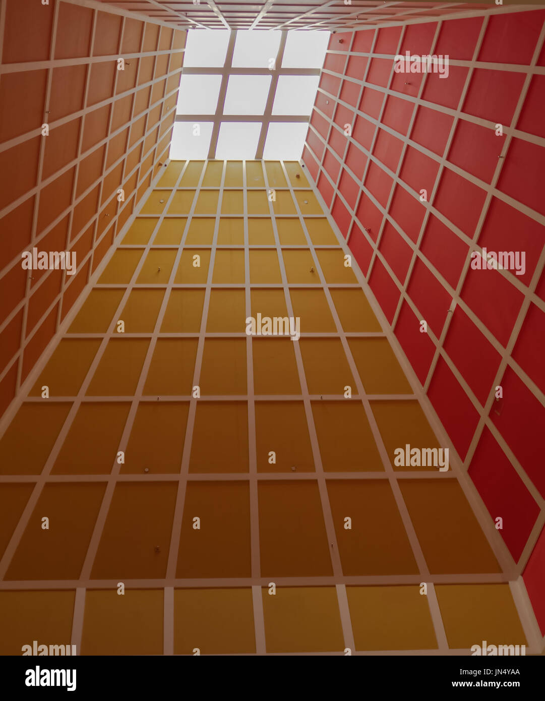 Interior design architettonico di piazze e le linee di reticolo con lucernario Foto Stock