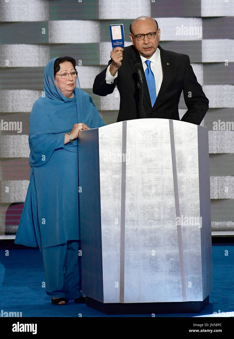 Khizr Khan contiene una copia della costituzione degli Stati Uniti come egli fa commento durante la quarta sessione del 2016 Convenzione Nazionale Democratica presso la Wells Fargo Center di Philadelphia, Pennsylvania giovedì, 28 luglio 2016. Kahn del figlio Humayun S. M. Khan è stata una Università della Virginia laureato che ha arruolato nell'esercito americano ed è uno dei quattordici americani musulmani che hanno perso la vita servendo gli Stati Uniti in dieci anni dopo il 11 settembre 2001 attacchi terroristici. Credito: Ron Sachs / CNP (restrizione: NO New York o New Jersey o giornali quotidiani nel raggio di 75 miglia da New York City) Foto Stock