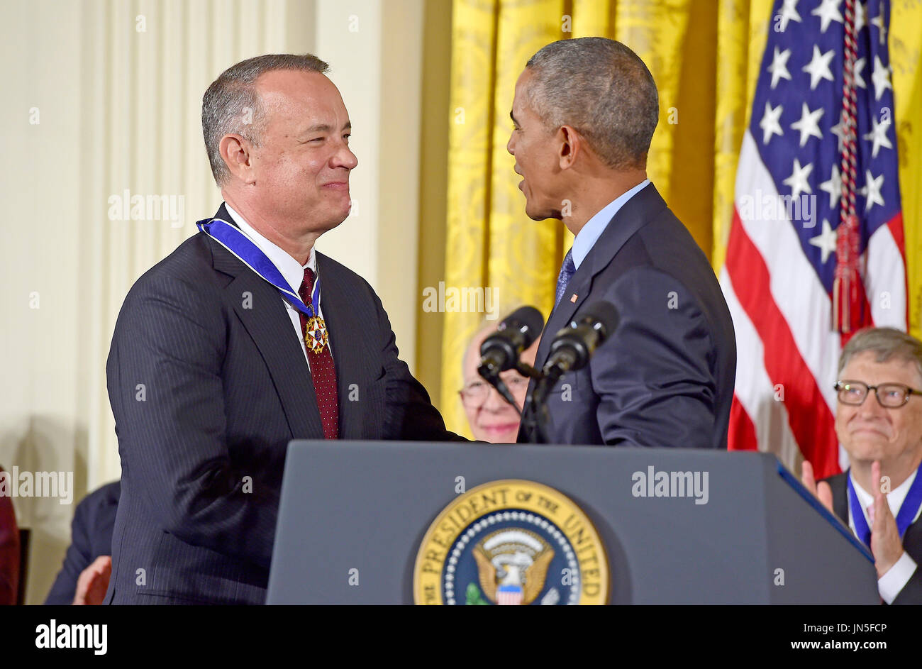 Il Presidente degli Stati Uniti Barack Obama presenta la medaglia presidenziale della libertà di attore e regista Tom Hanks durante una cerimonia che si terrà nella Sala Est della Casa Bianca di Washington, DC Martedì, Novembre 22, 2016. La medaglia presidenziale della libertà è la nazione più alta onorificenza civile. Credito: Ron Sachs / CNP Foto Stock