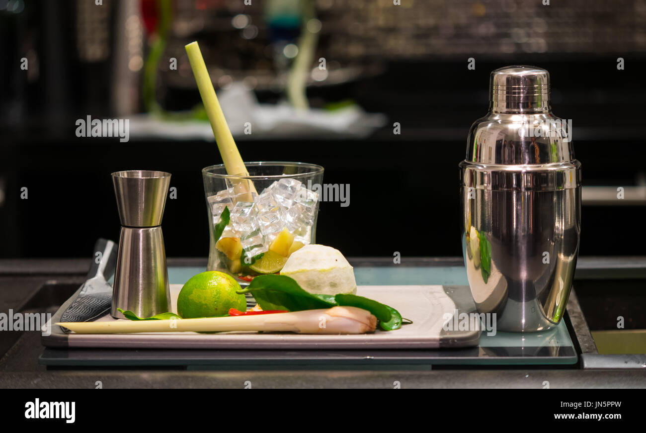 Piatti popolari della Thailandia, Tom Yum Goong è stato adattato come i cocktail e le materie prime per la fabbricazione di un cocktail in stile tailandese Foto Stock