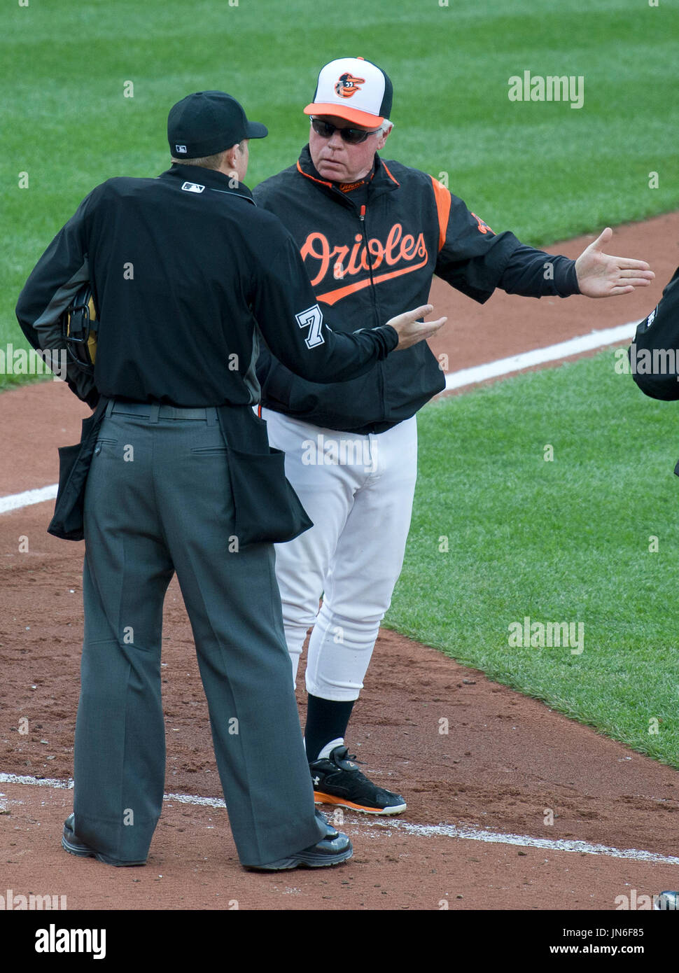 Ronald Raggio Baltimore Orioles manager Buck Showalter (26) sostiene un restio ...