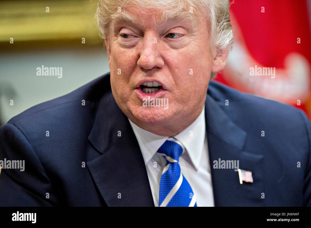 Stati Uniti Presidente Donald Trump parla durante la riunione con le donne ai proprietari di piccole aziende nella sala Roosevelt della Casa Bianca a Washington DC, Stati Uniti, lunedì 27 marzo, 2017. Gli investitori su lunedì ulteriore svolto mestieri ha avviato nel mese di novembre in appoggio sull'idea che l'elezione di Trump e un Congresso repubblicano intende il passaggio agevole di un ordine del giorno che aziende in primo piano-friendly tagli fiscali e di modifiche normative. Credito: Andrew Harrer / Pool via CNP Foto Stock