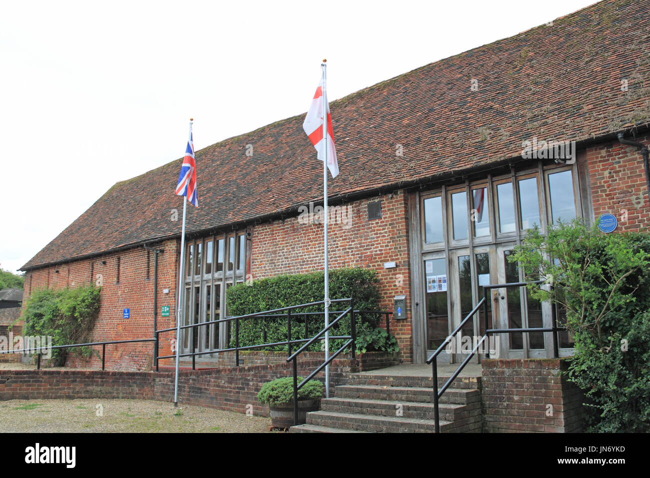 Croce Granaio, costruito nel 1532, il più antico fienile in mattoni in Hampshire. Odiham, quartiere di Hart, Hampshire, Inghilterra, Gran Bretagna, Regno Unito, Gran Bretagna, Europa Foto Stock