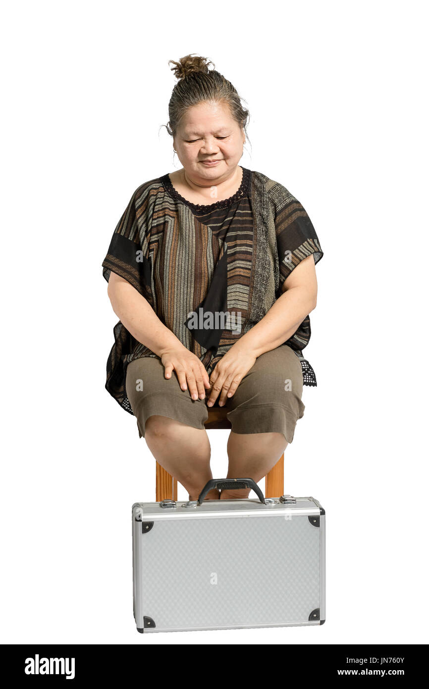 Ritratto di una donna matura seduta con sacchetto. Isolato su sfondo bianco con tracciato di ritaglio Foto Stock