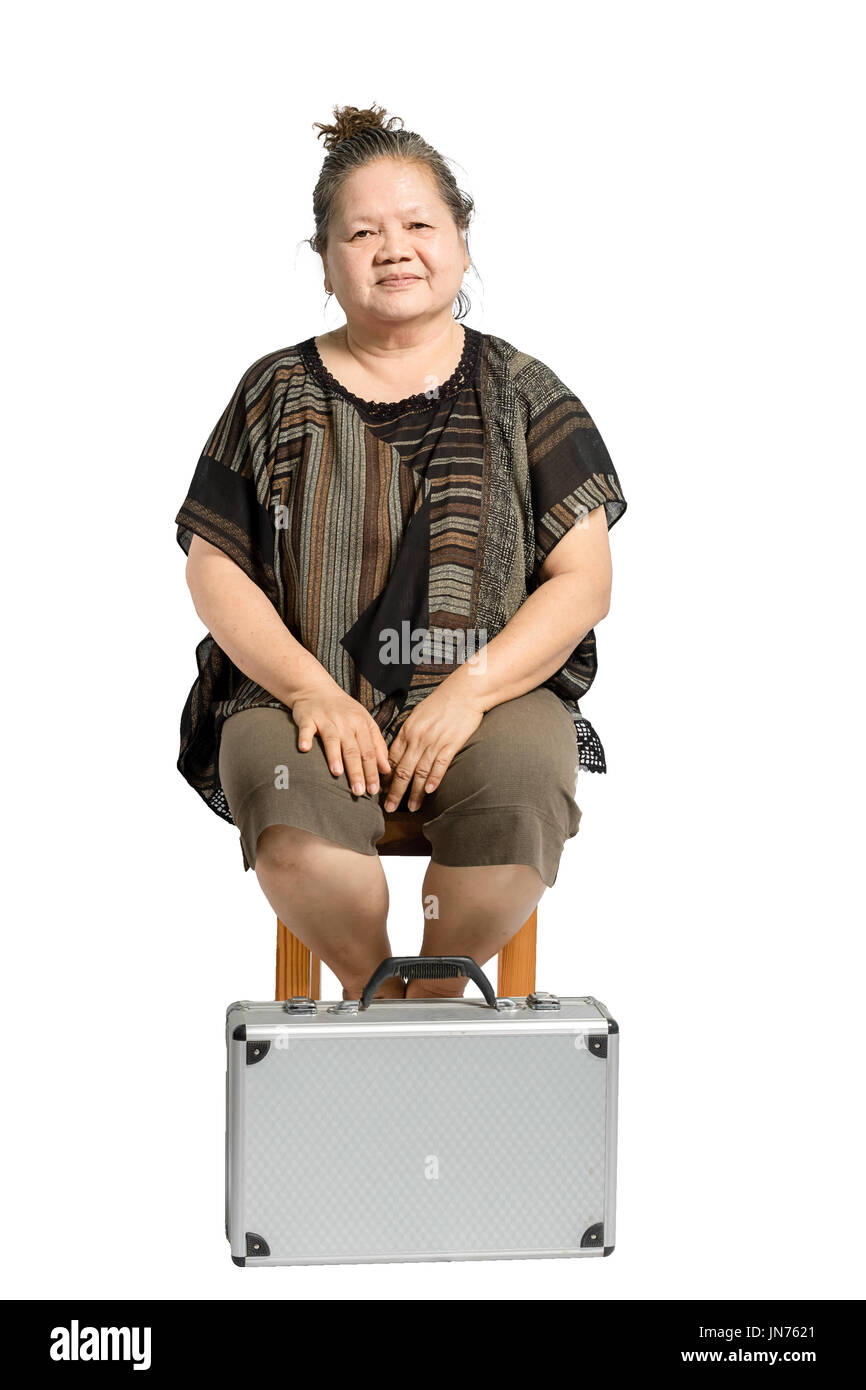Ritratto di una donna matura seduta con sacchetto. Isolato su sfondo bianco con tracciato di ritaglio Foto Stock