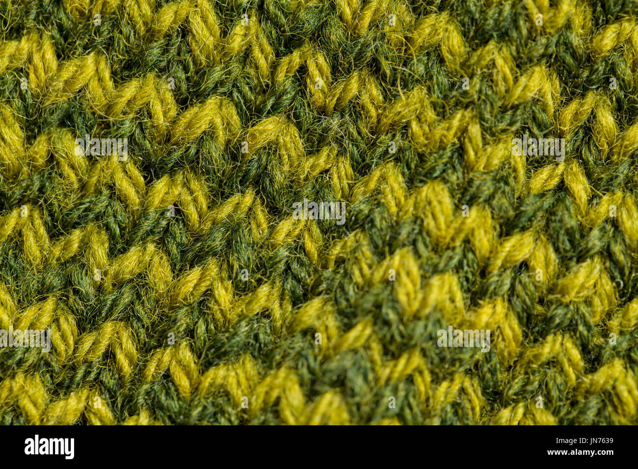 Un bel primo piano di una maglia a mano calda e morbida lana pattern. Soft di calzini o sciarpa di lana naturale. Pattern colorati. Foto Stock