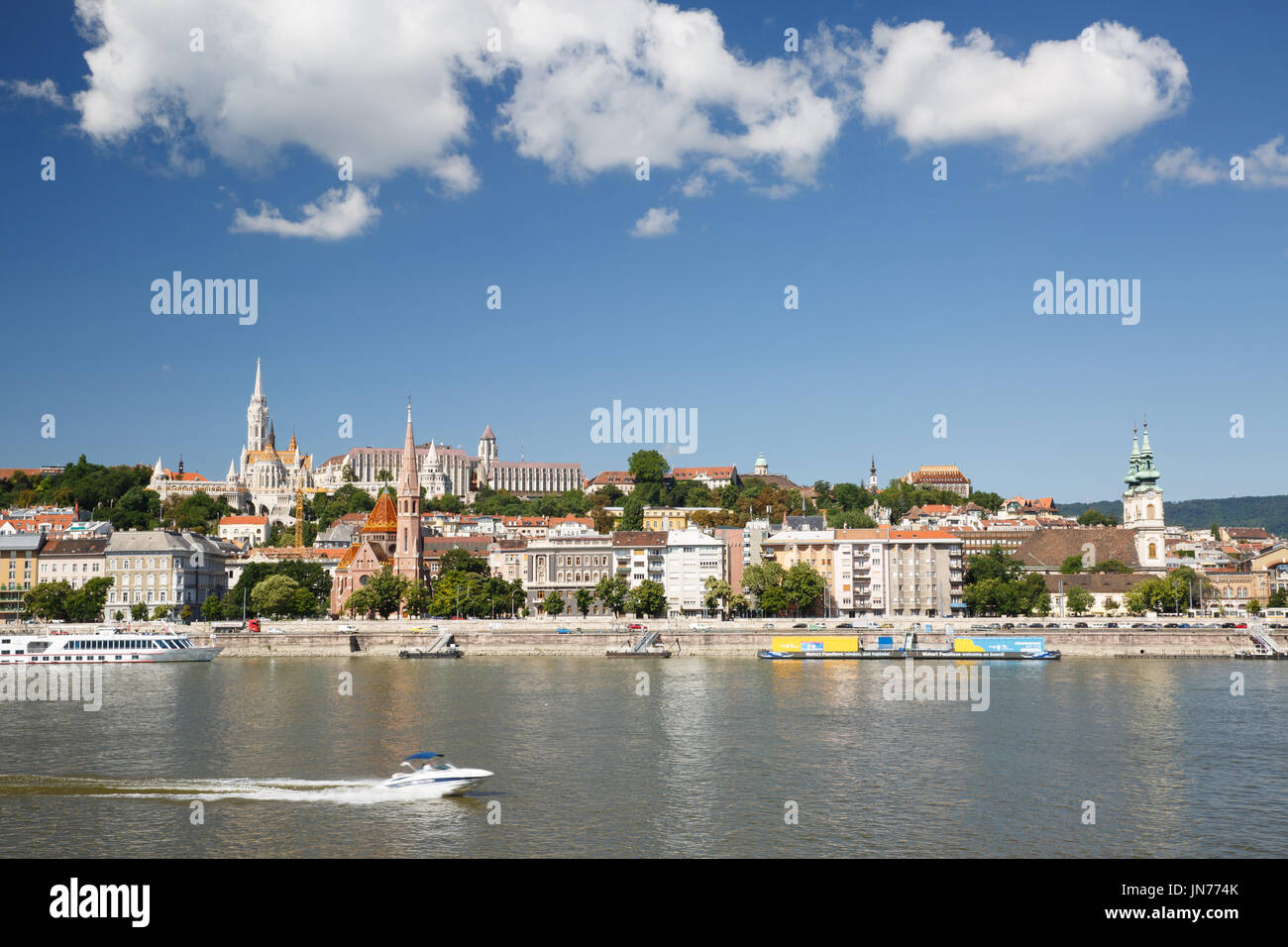 Vista sul Fiume Danubio verso il Bastione del Pescatore nel quartiere Buda su un estate. Budapest, Ungheria Foto Stock