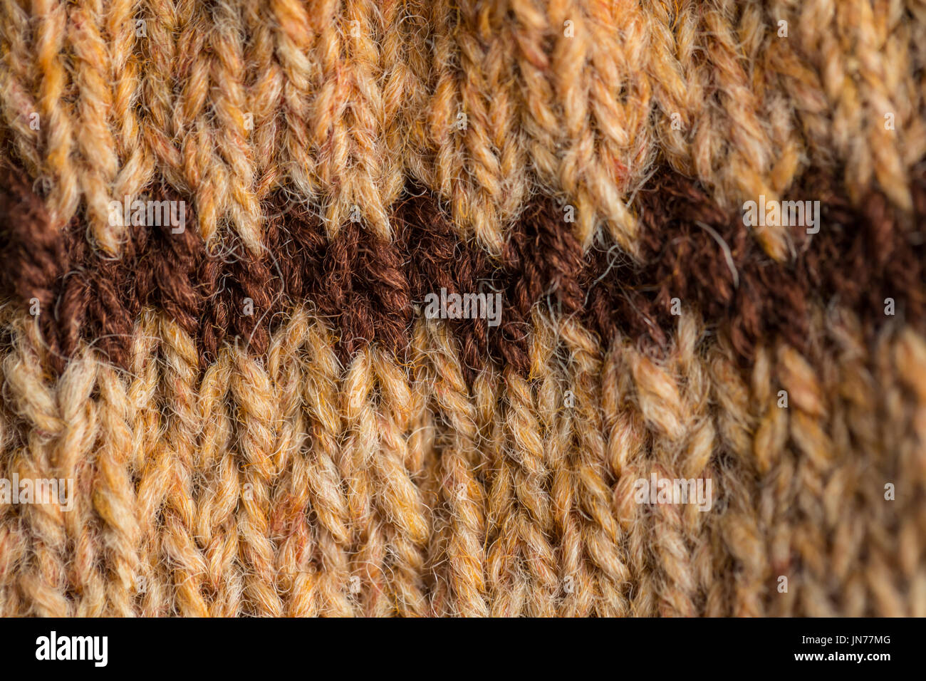 Un bel primo piano di una maglia a mano calda e morbida lana pattern. Soft di calzini o sciarpa di lana naturale. Pattern colorati. Foto Stock