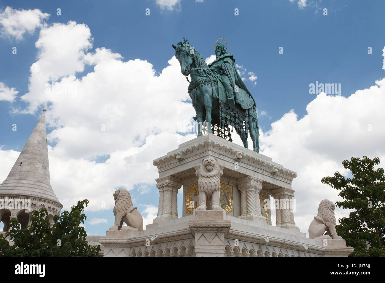 Equitazione la statua di Stefano I di Ungheria, il Bastione dei Pescatori, Budapest, Ungheria Foto Stock