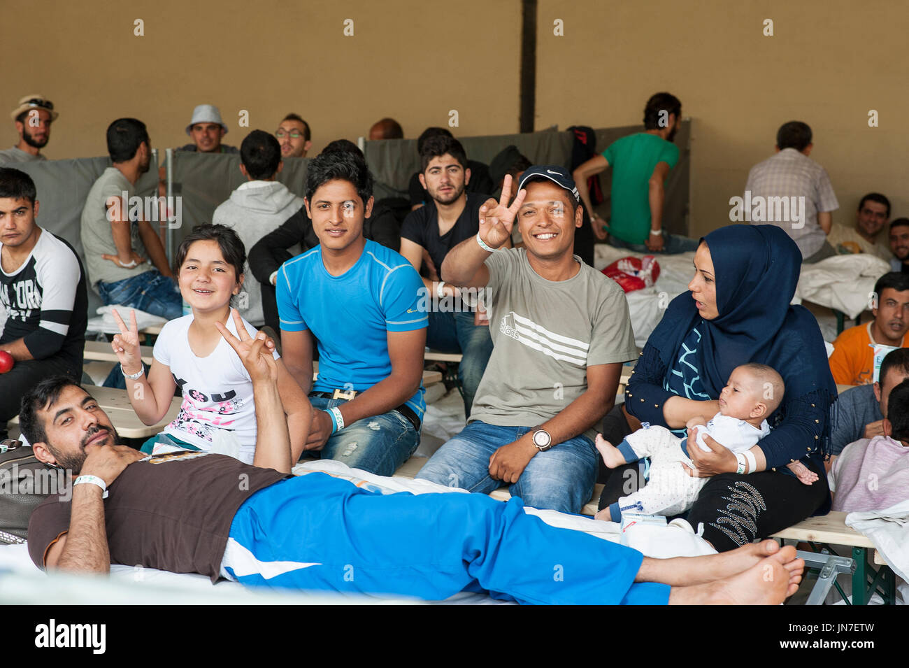 Passau, Germania - 1 agosto 2015: siriano famiglia dei profughi in un campo di registrazione in Passau, Germania Foto Stock