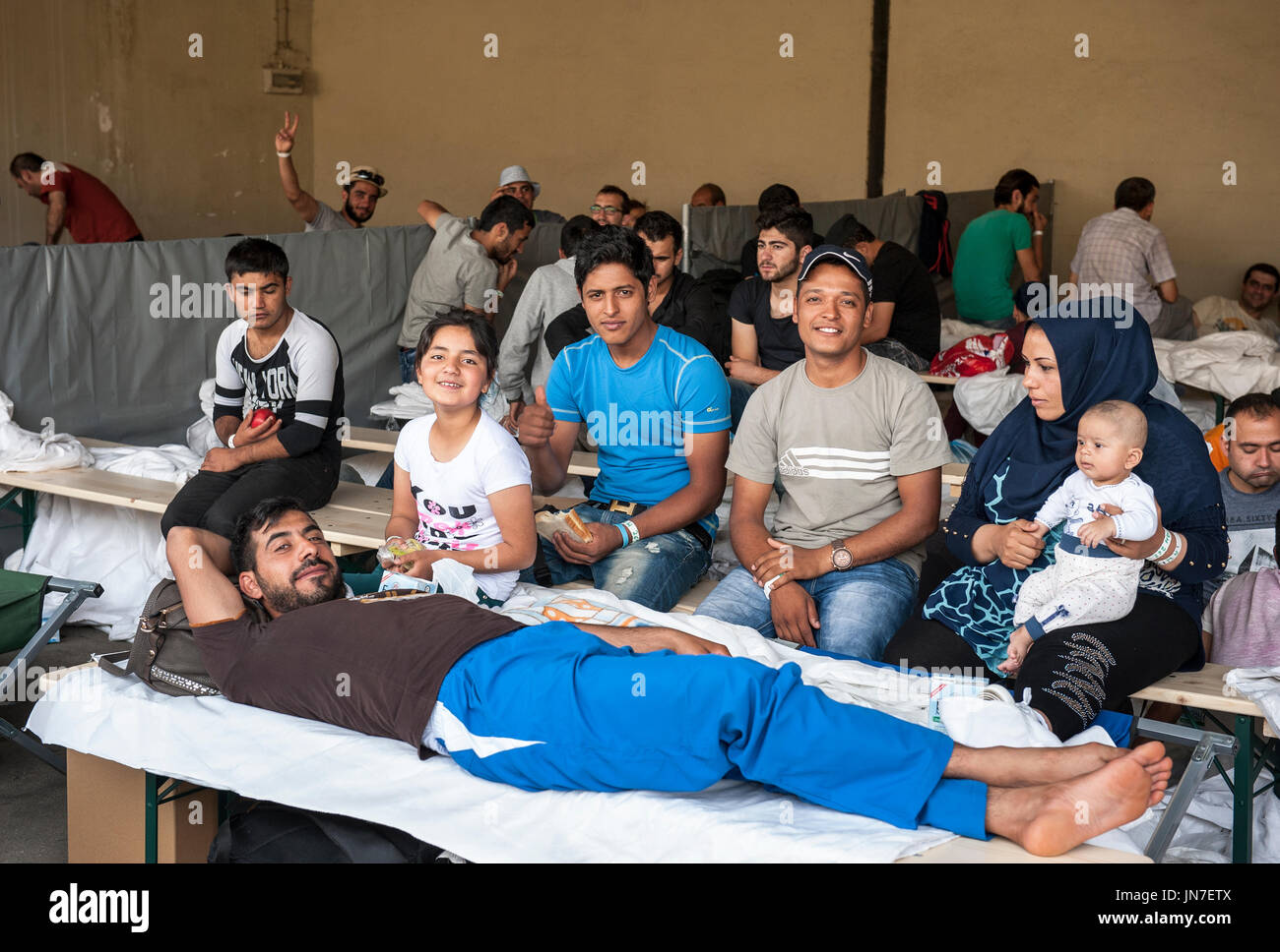 Passau, Germania - 1 agosto 2015: siriano famiglia dei profughi in un campo di registrazione in Passau, Germania Foto Stock