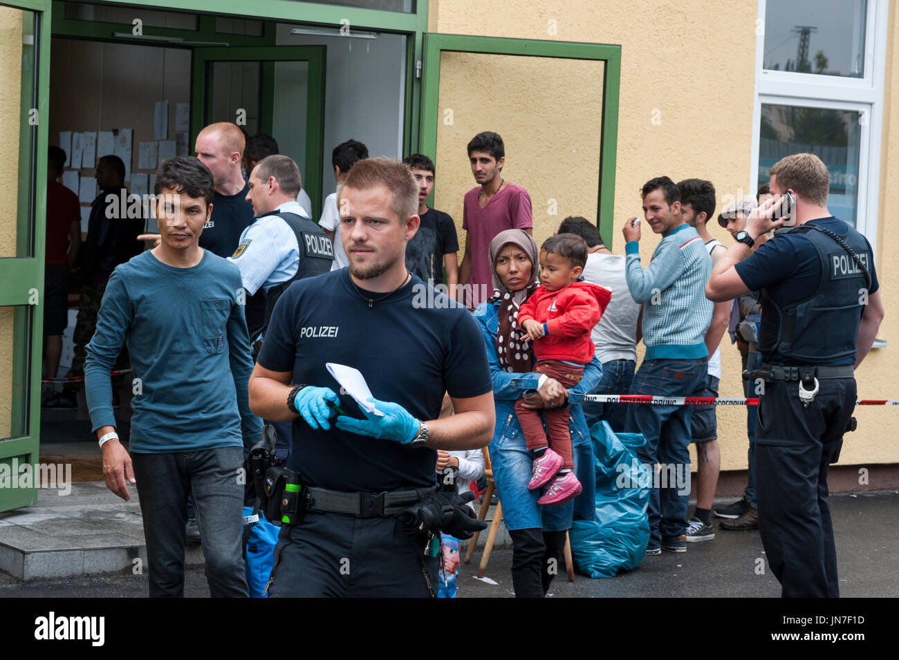 Passau, Germania - 2 Agosto 2015: i rifugiati in attesa di registrazione per lo status di rifugiato in un affollato migranti centro di registrazione in Passau, Germania meridionale, Foto Stock