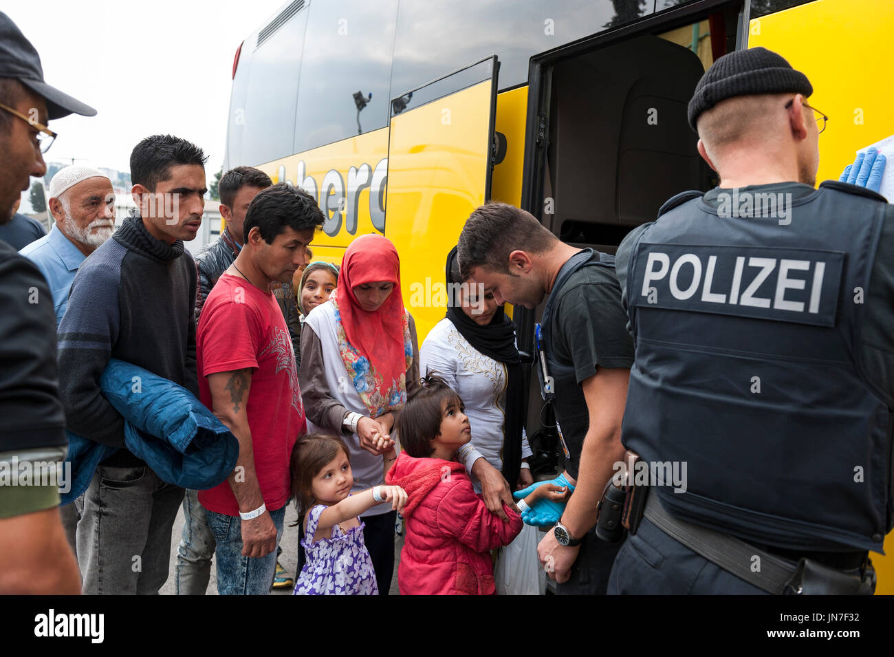 Passau, Germania - 2 Agosto 2015: rifugiato famiglia andare in un bus sulla strada da migranti centro di registrazione in Passau, Germania meridionale, Foto Stock