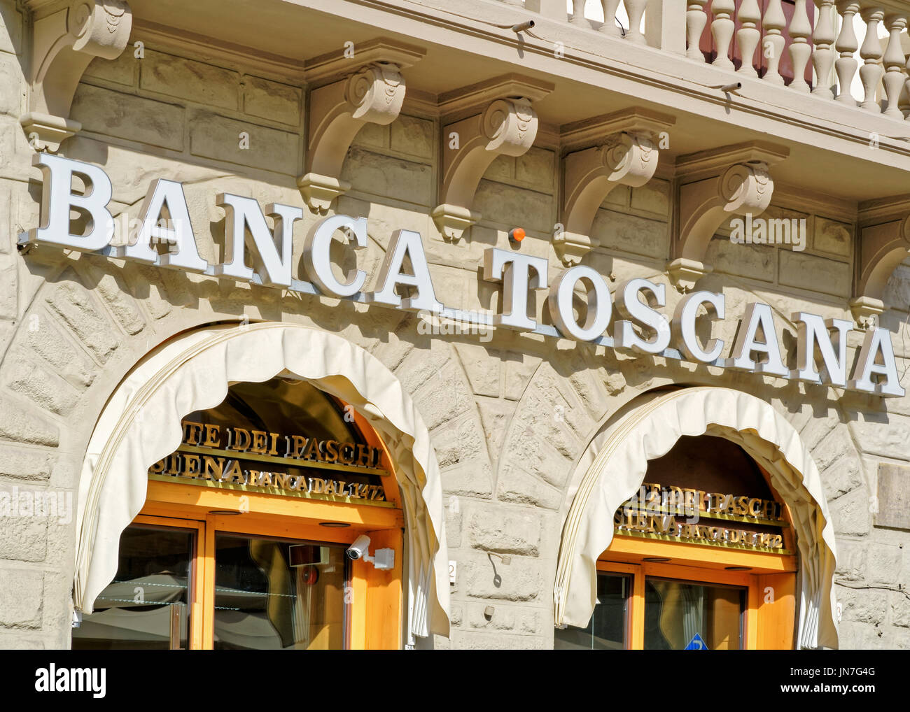 Firenze, Italia - 15 Ottobre 2016: nome all'ingresso della filiale locale  della banca italiana chiamato Banca Toscana Foto stock - Alamy