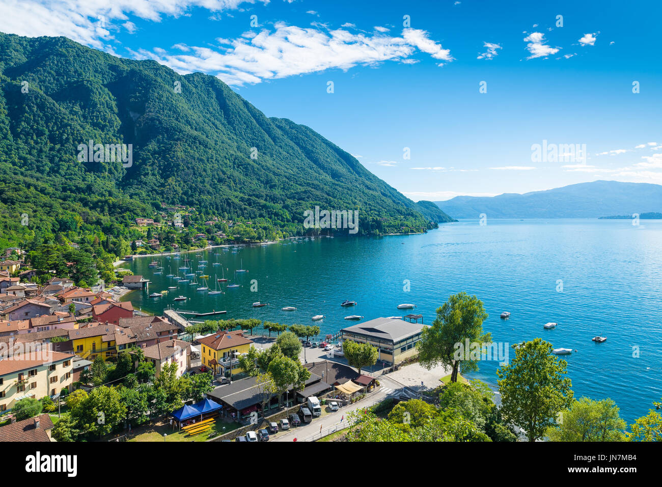 Il Lago Maggiore, il Verbano, Caldè, Italia. Uno degli angoli più suggestivi del lago Maggiore su una bella giornata d'estate Foto Stock