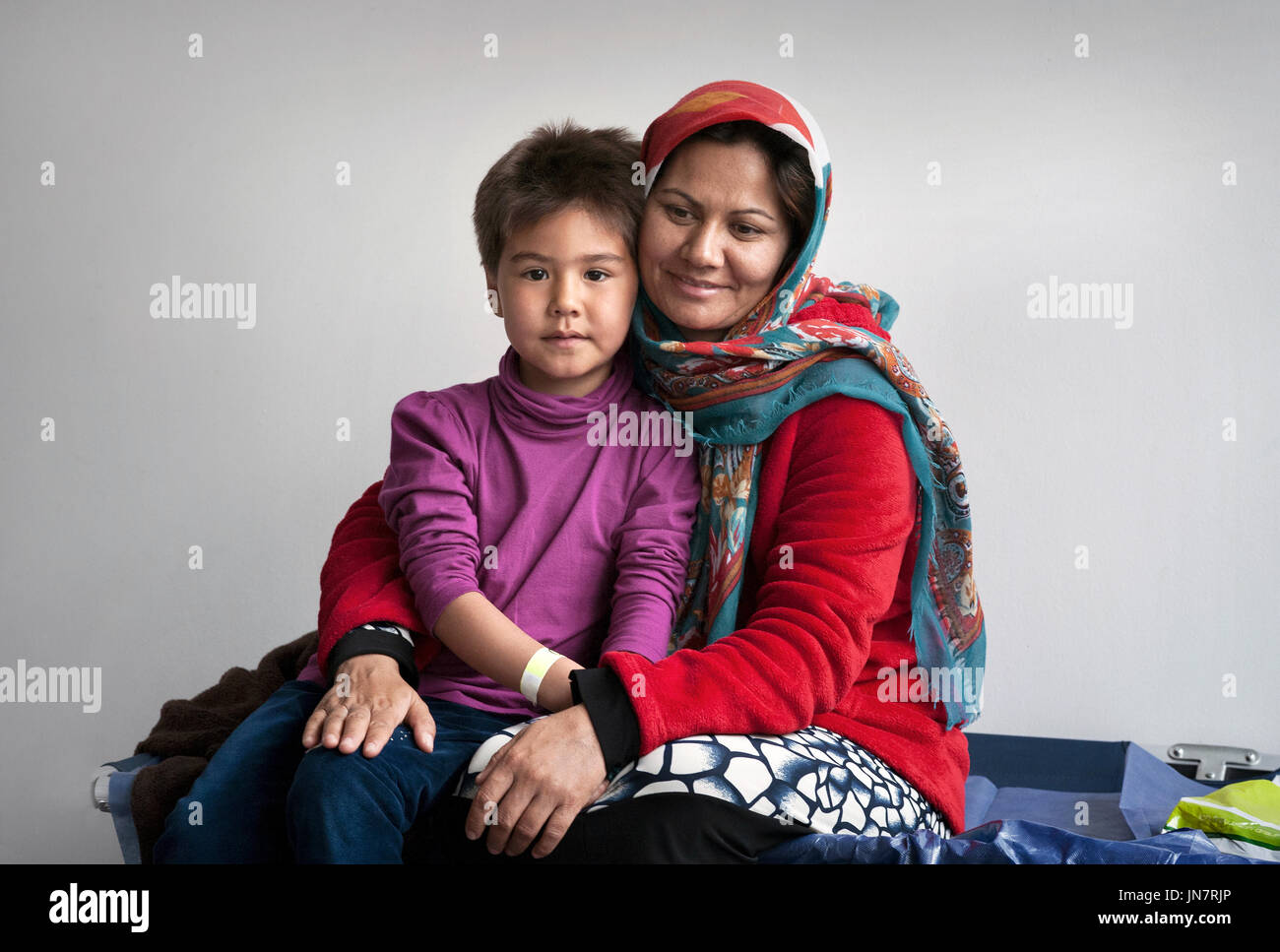 Munich-Germany- Settembre 22, 2015 Madre e figlia da Afghanistan nel primo centro di accoglienza per i rifugiati in Riem, Monaco di Baviera Foto Stock