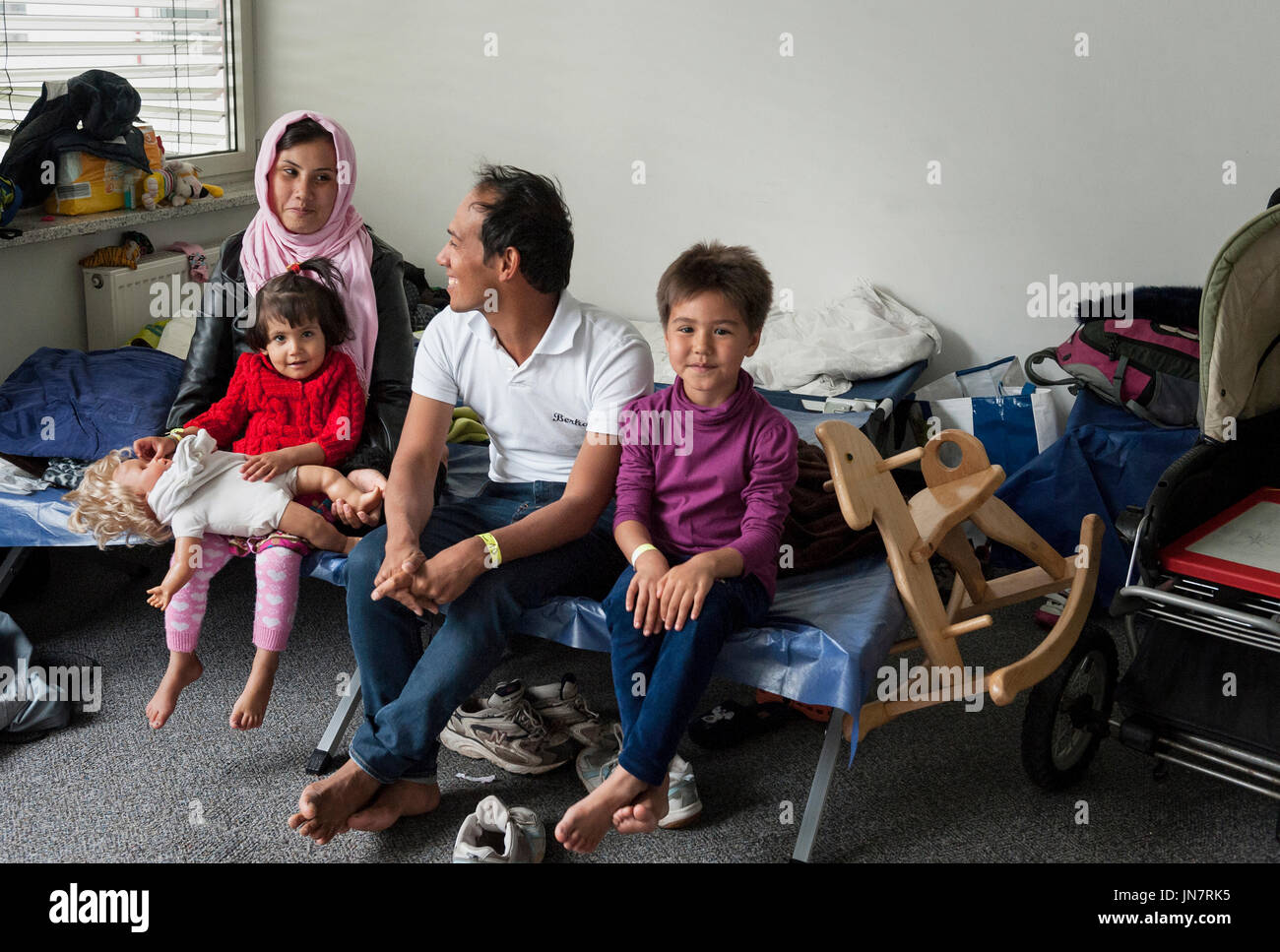 Munich-Germany- Settembre 22, 2015 La famiglia dei rifugiati in Afghanistan nel primo centro di accoglienza per i rifugiati in Riem, Monaco di Baviera Foto Stock