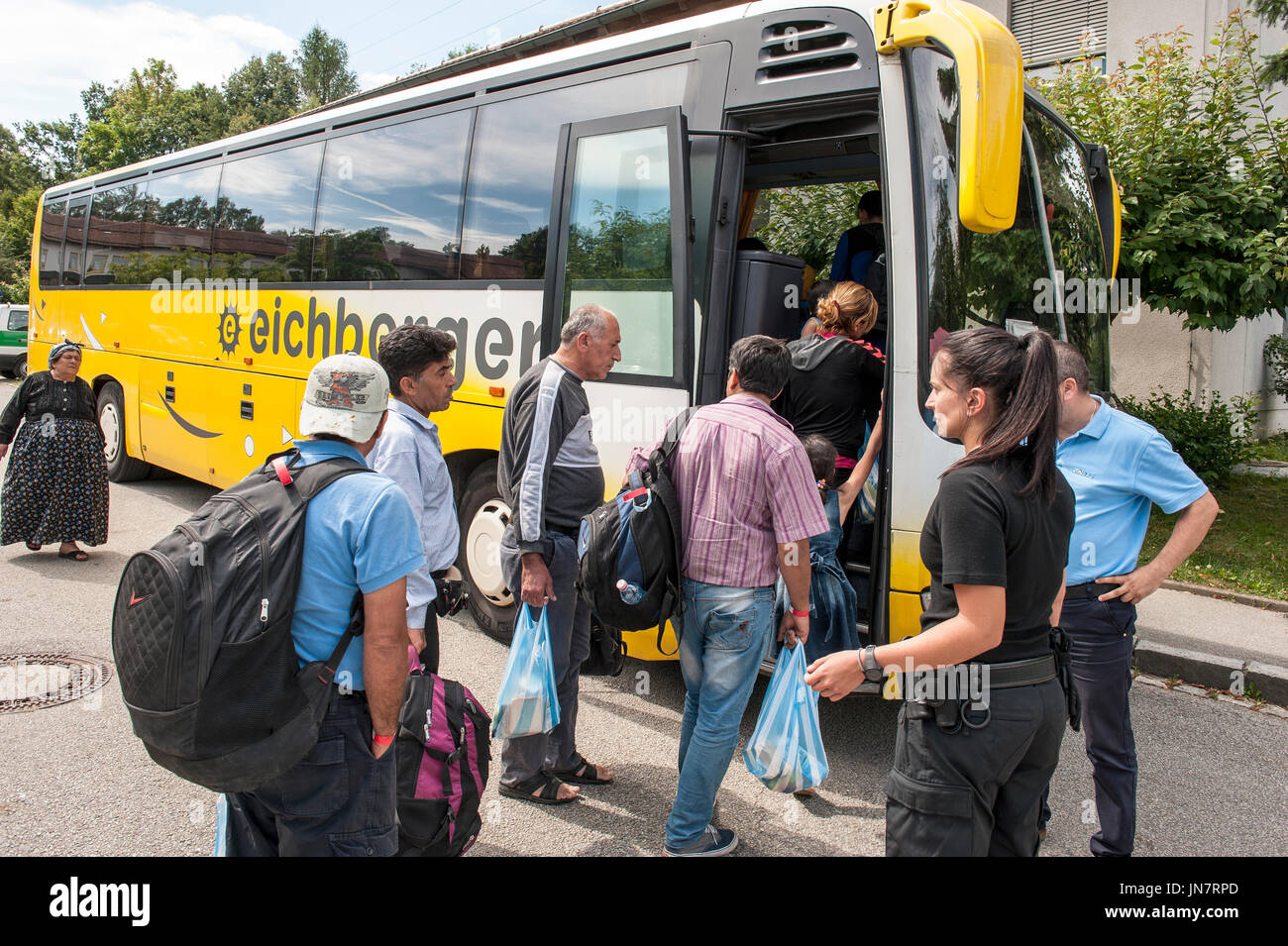Passau, Germania - 1 Agosto 2015: i rifugiati dalla Siria e Afghanistan in una polizia federale autobus al centro di registrazione in Passau, Germania Foto Stock