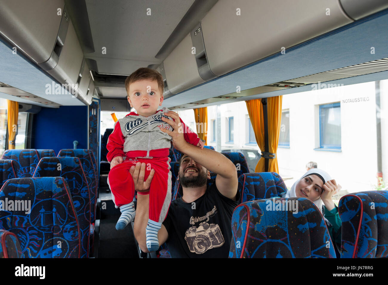 Passau, Germania - 1 Agosto 2015: Famiglia dalla Siria nel bus sulla strada dal centro di registrazione in Passau, Germania meridionale Foto Stock