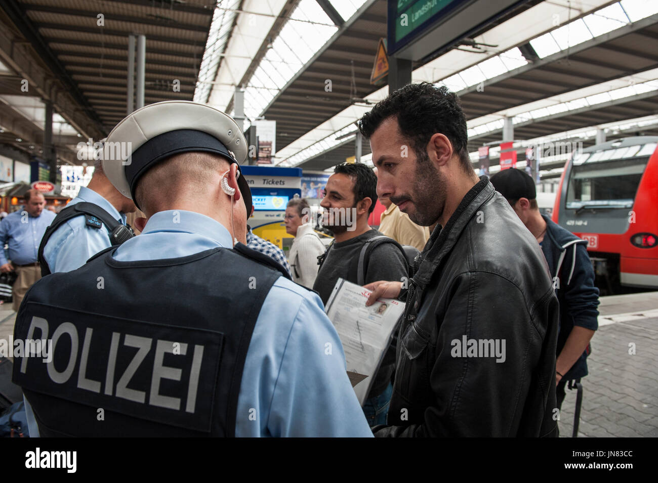 Monaco di Baviera, Germania - 22 Settembre 2015: i rifugiati che arrivano a Monaco di Baviera. I richiedenti asilo dalla Siria, Afghanistan e dei paesi balcanici ottenere controllati dalla polizia. Foto Stock