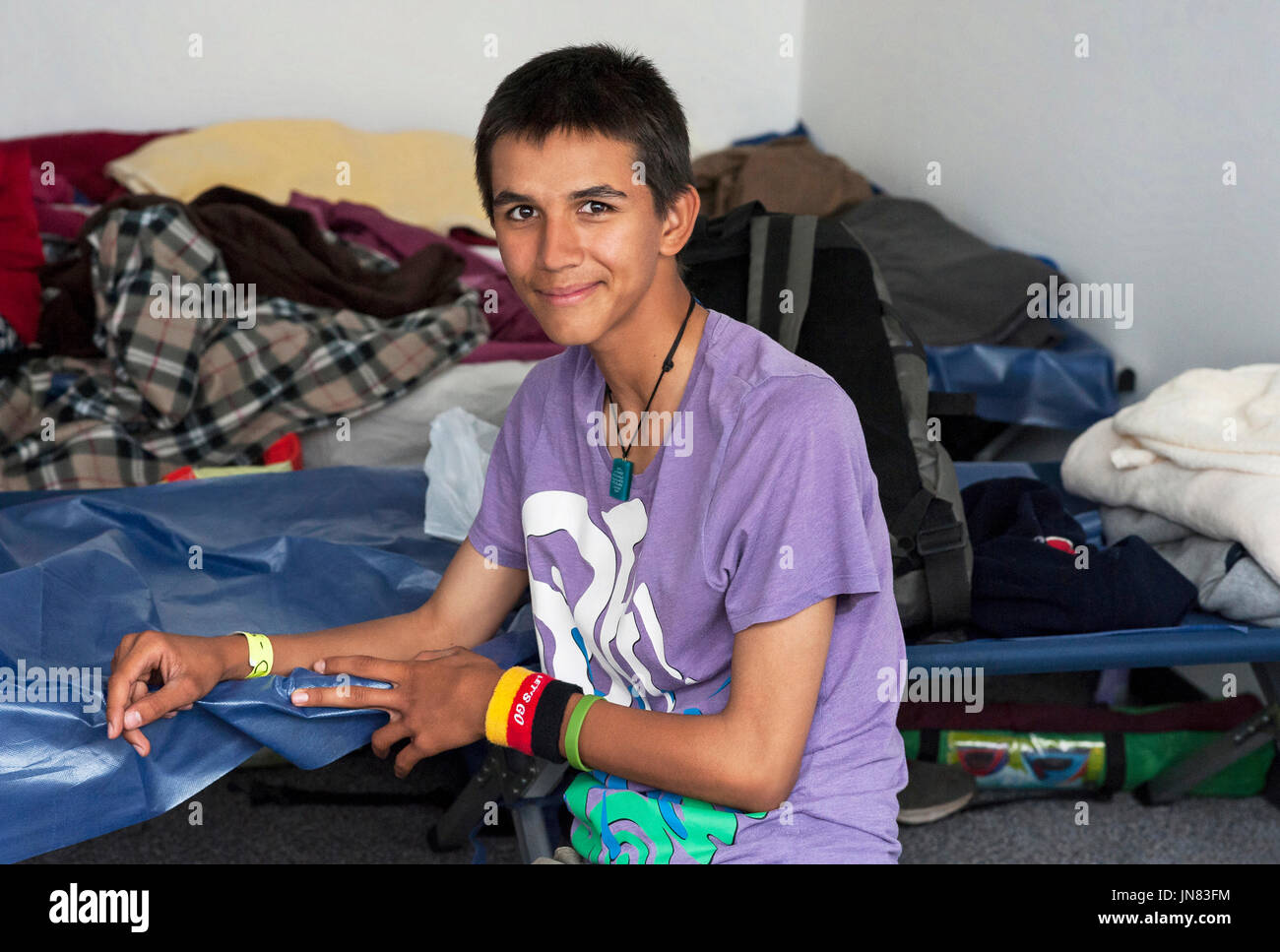 Munich-Germany- Settembre 22, 2015 Ragazzo dalla Siria nel primo centro di accoglienza per i rifugiati in Riem, Monaco di Baviera Foto Stock