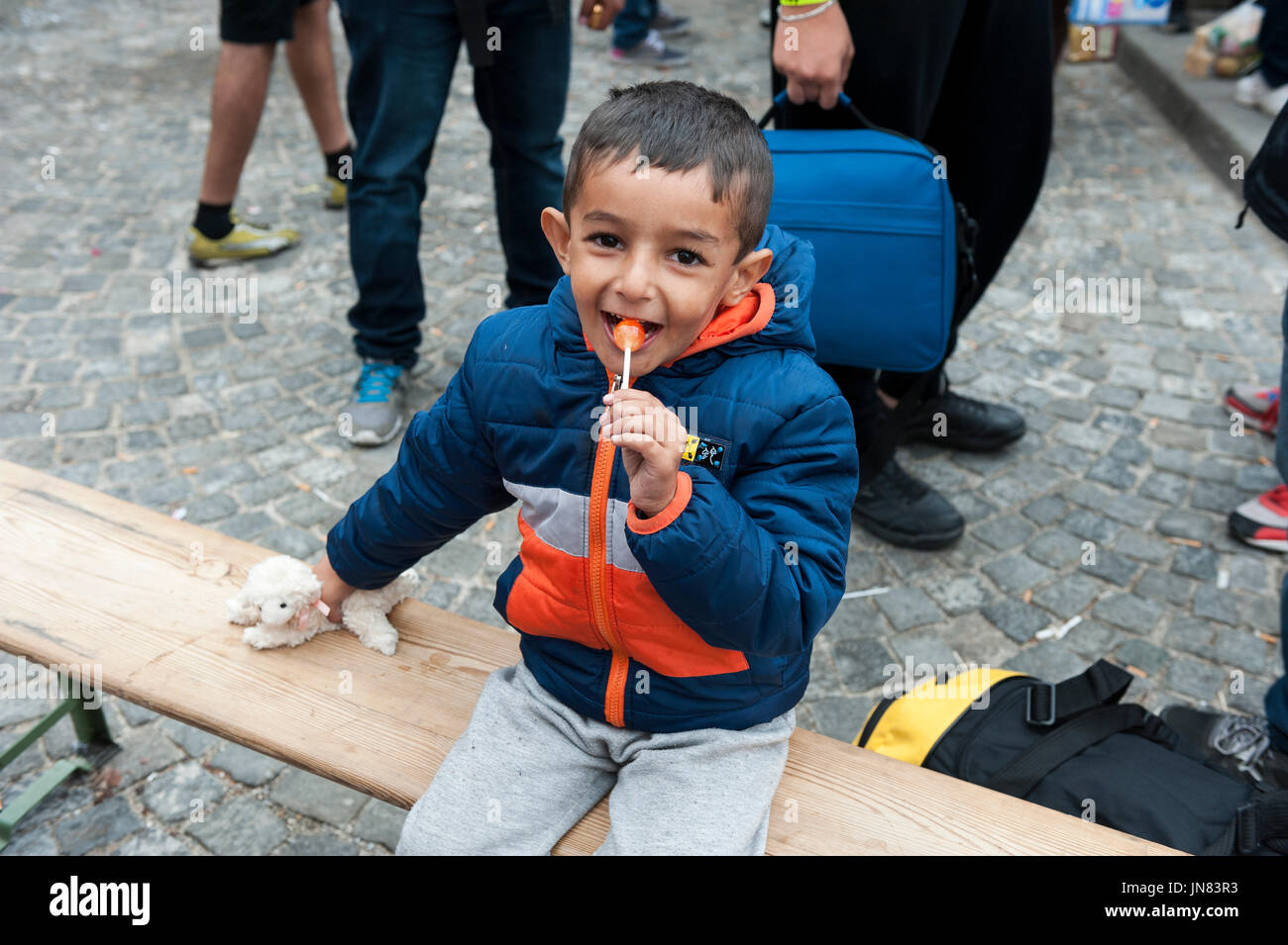 Monaco di Baviera, Germania - 7 Settembre 2015: bambini profughi dalla Siria alla Stazione Centrale di Monaco, Germania. Egli è in cerca di asilo in Europa. Foto Stock