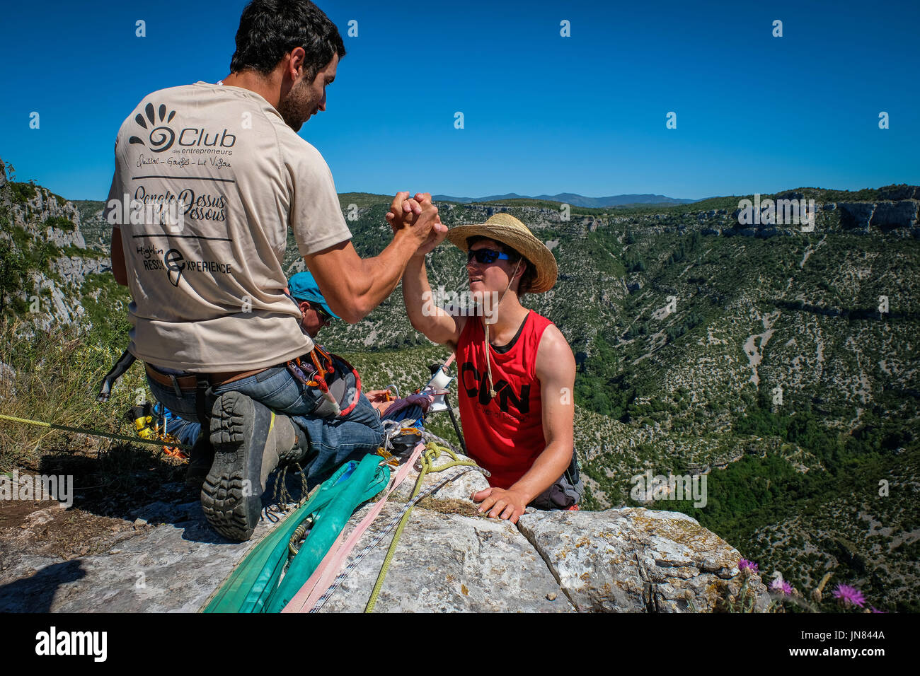 Nel sud della Francia, diversi membri del francese extreme sports team sangle dessus dessous, installare e camminare il più lungo mai slackline nel circo di Navacelles (mondo patrimonio umanità) a 300 metri di altezza. La highline è il più lungo mai truccate, 1662 metri, 1 miglio a. Navacelles - Francia - giugno 2017. Dans le sud de la France, plusieurs membres de l'équipe de sport extrême ont installé et traversé la plus longue slackline du monde dans le Cirque de Navacelles (sito inscrit au patrimoine mondiale de l'Unesco). La highline est la plus longue jamais installé et traversée, 1662 mètres de long, soit Foto Stock