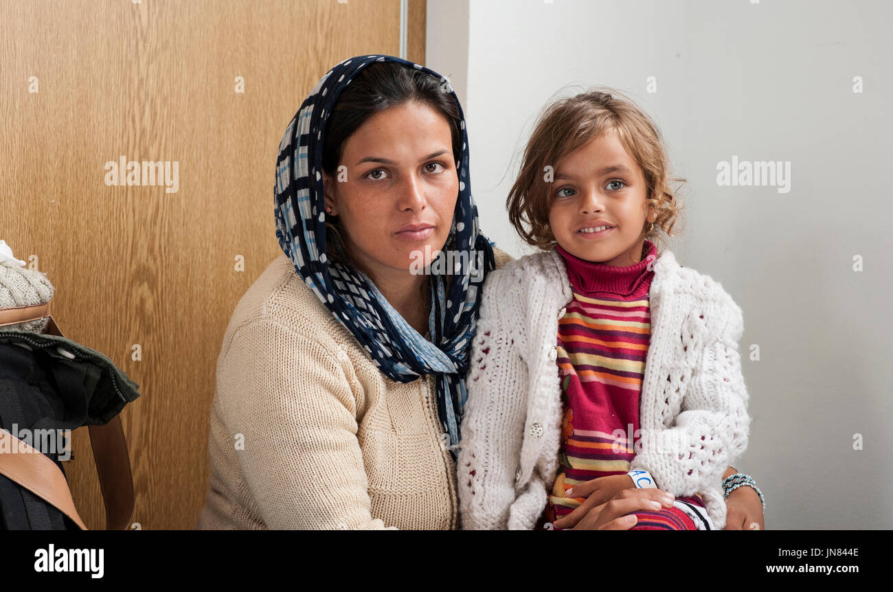 Passau, Germania - 2 Agosto 2015: Madre e figlia da Afghanistan in un centro per rifugiati in Passau in attesa per la loro registrazione. Foto Stock