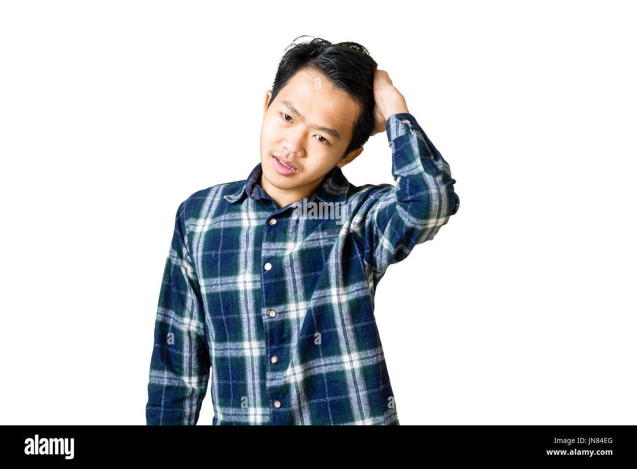 Ritratto di un giovane asian business man rendendo (i capelli) liscia e lucida, tipicamente mediante applicazione di pressione o di umidità. Isolato su bianco backgr Foto Stock