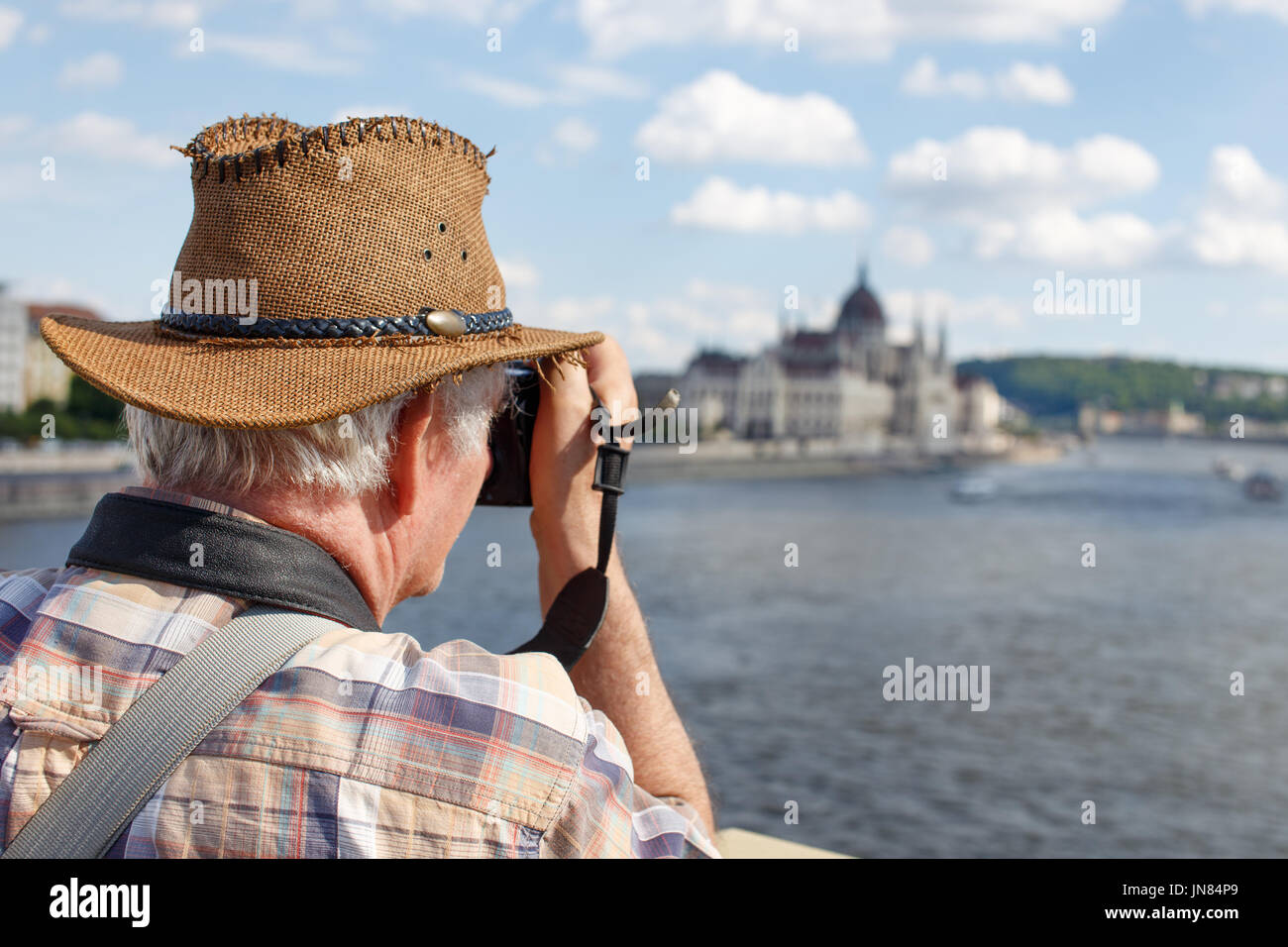 Pensionato anziano turista a fotografare il panorama di Budapest, Ungheria, UE Foto Stock