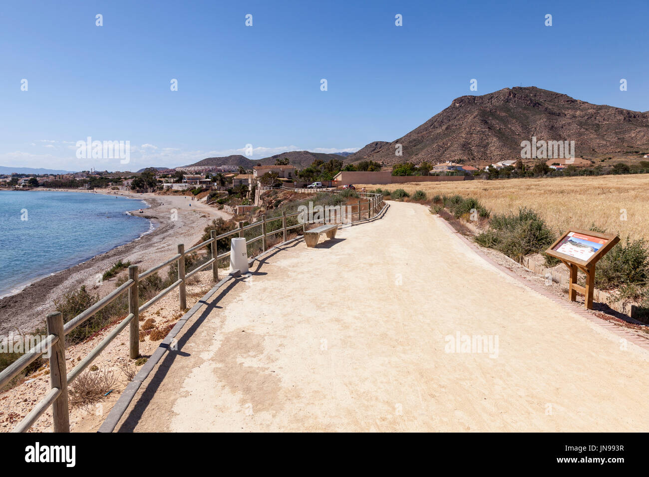 Sentiero escursionistico presso la costa mediterranea tra le città di Isla Plana e La Azohia. Provincia di Murcia, Spagna Foto Stock