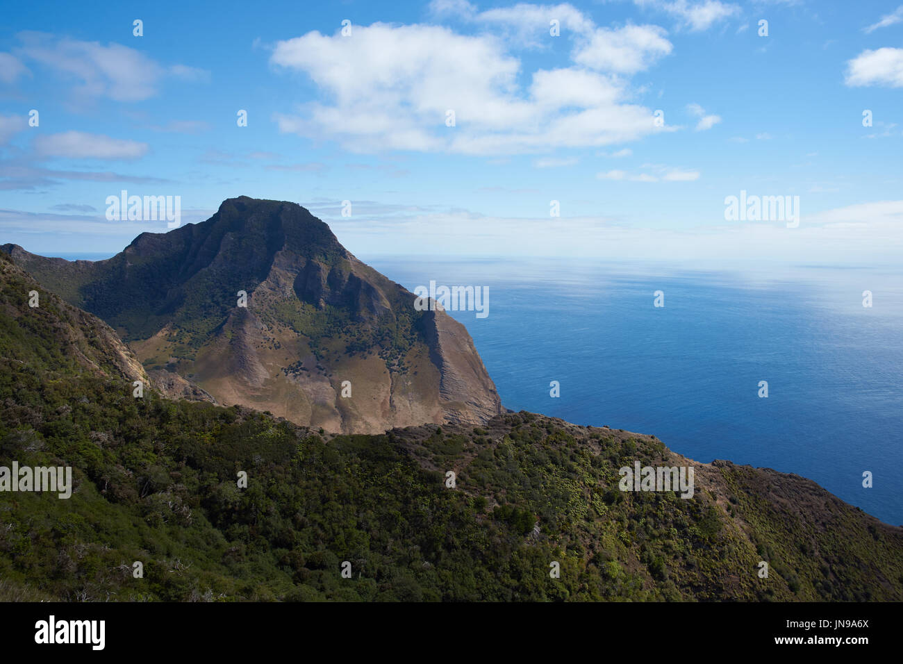 Vista panoramica della costa del paesaggio vulcanico di Isola di Robinson Crusoe, uno dei tre principali isole che compongono le Isole Juan Fernández, Cile. Foto Stock