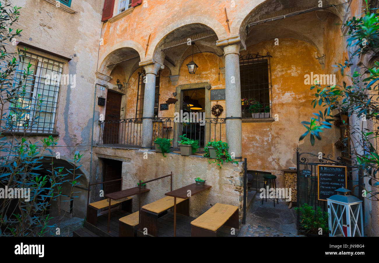 Romantico ristorante nel centro storico di Cannobio - Lago Maggiore,  Verbania, Piemonte, Italia Foto stock - Alamy