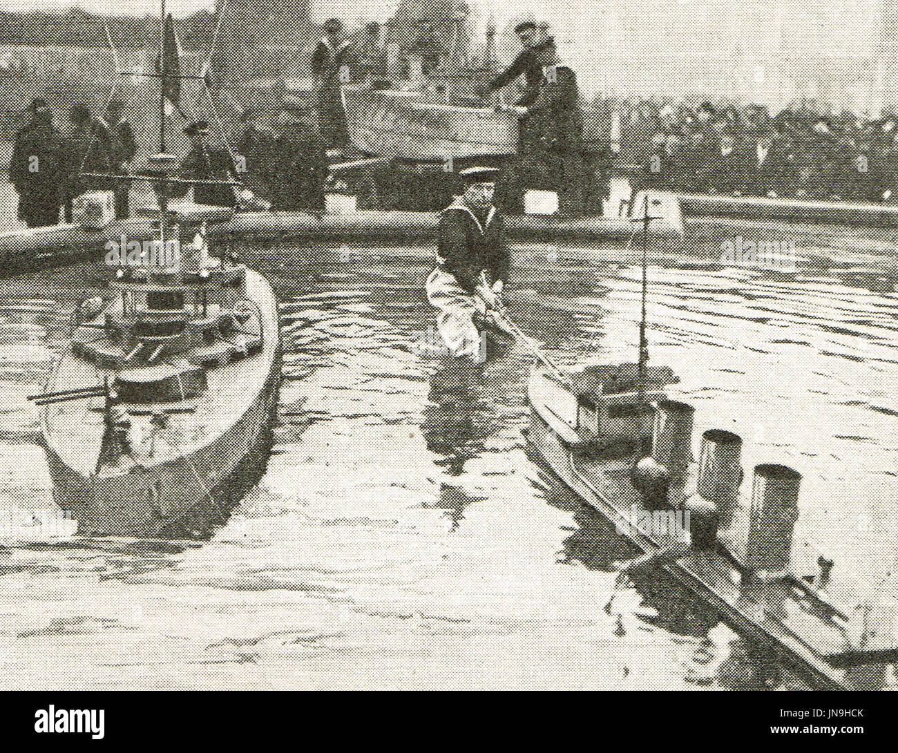 Sailor disponendo la flotta in miniatura, Trafalgar square, 1918 Foto Stock