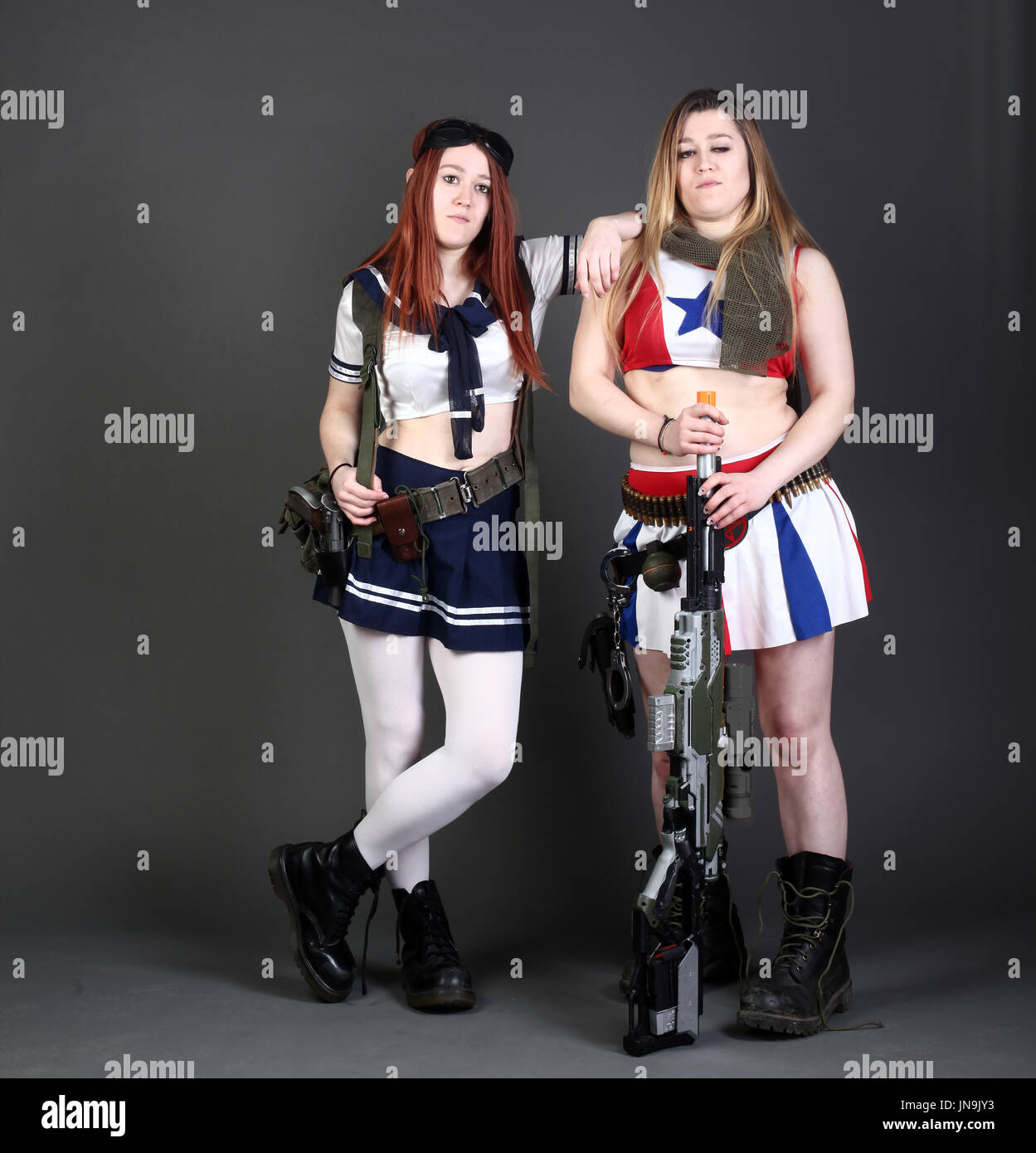 Twin cosplay sorelle con pistole soffice come l'aria Foto Stock