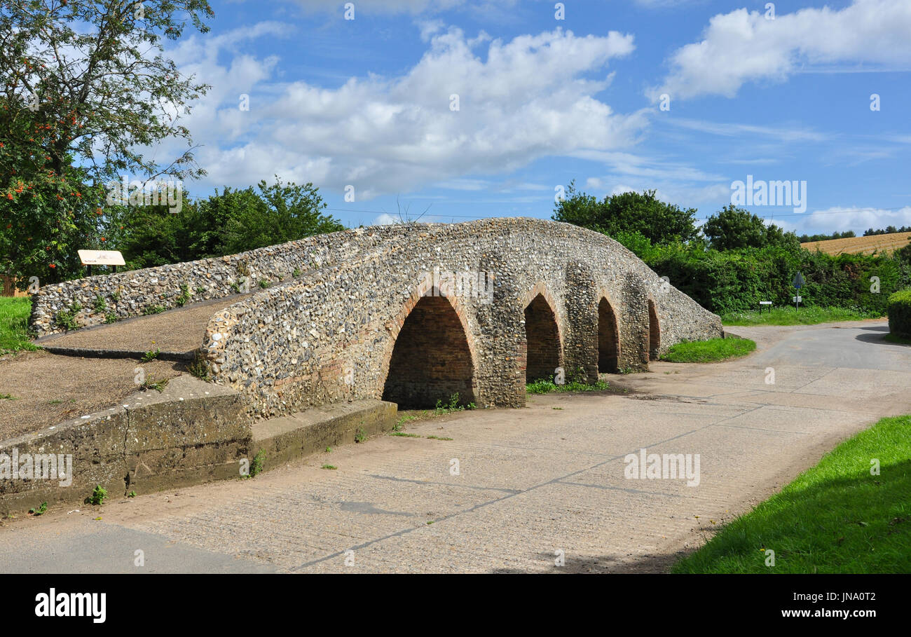 Packhorse bridge nel villaggio di Moulton, Suffolk, Inghilterra, Regno Unito Foto Stock