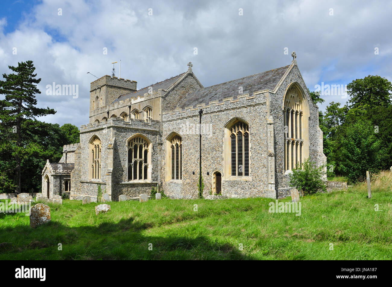 La Chiesa di San Pietro nel villaggio di Moulton, Suffolk, Inghilterra, Regno Unito Foto Stock