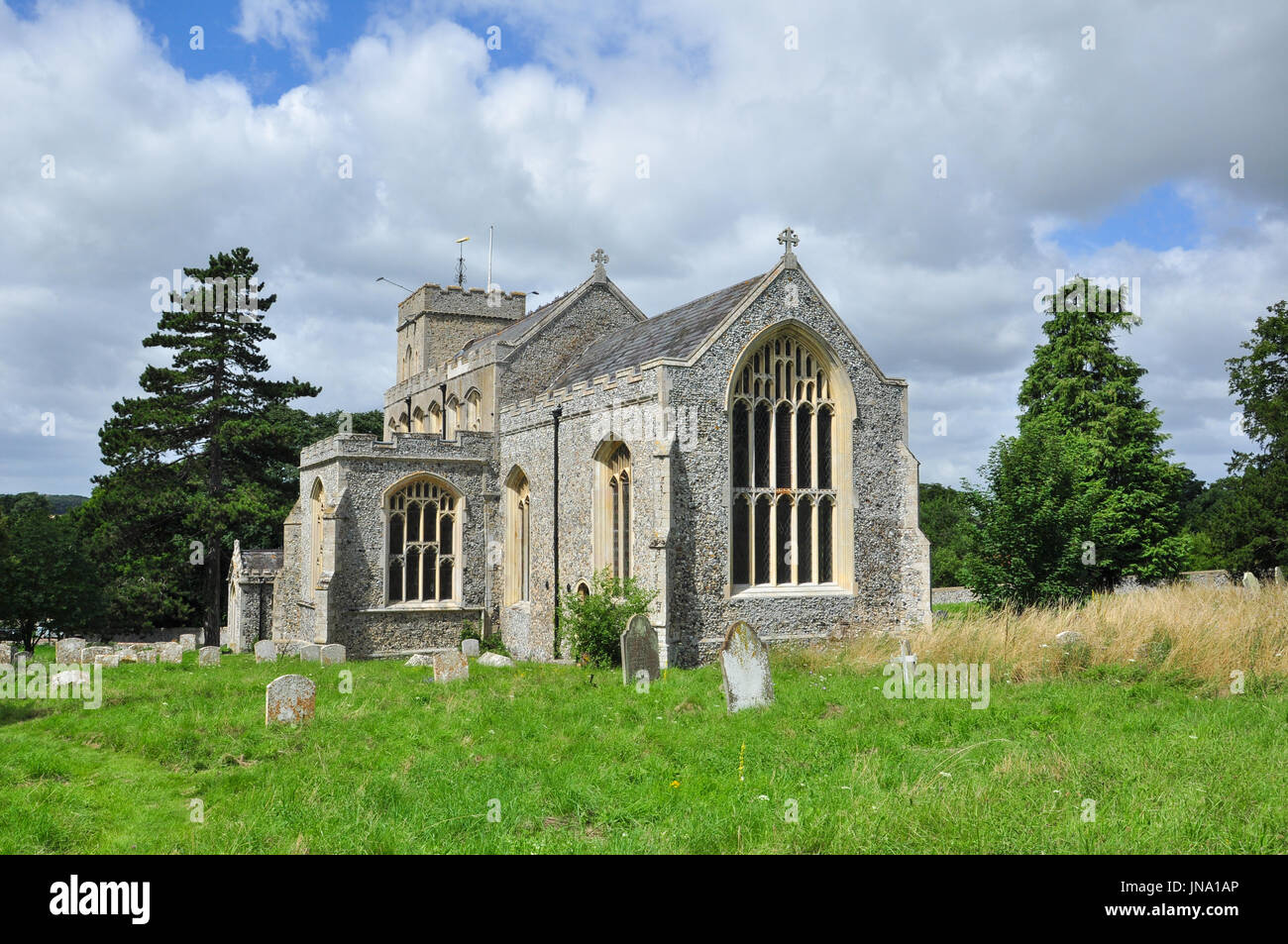 La Chiesa di San Pietro nel villaggio di Moulton, Suffolk, Inghilterra, Regno Unito Foto Stock