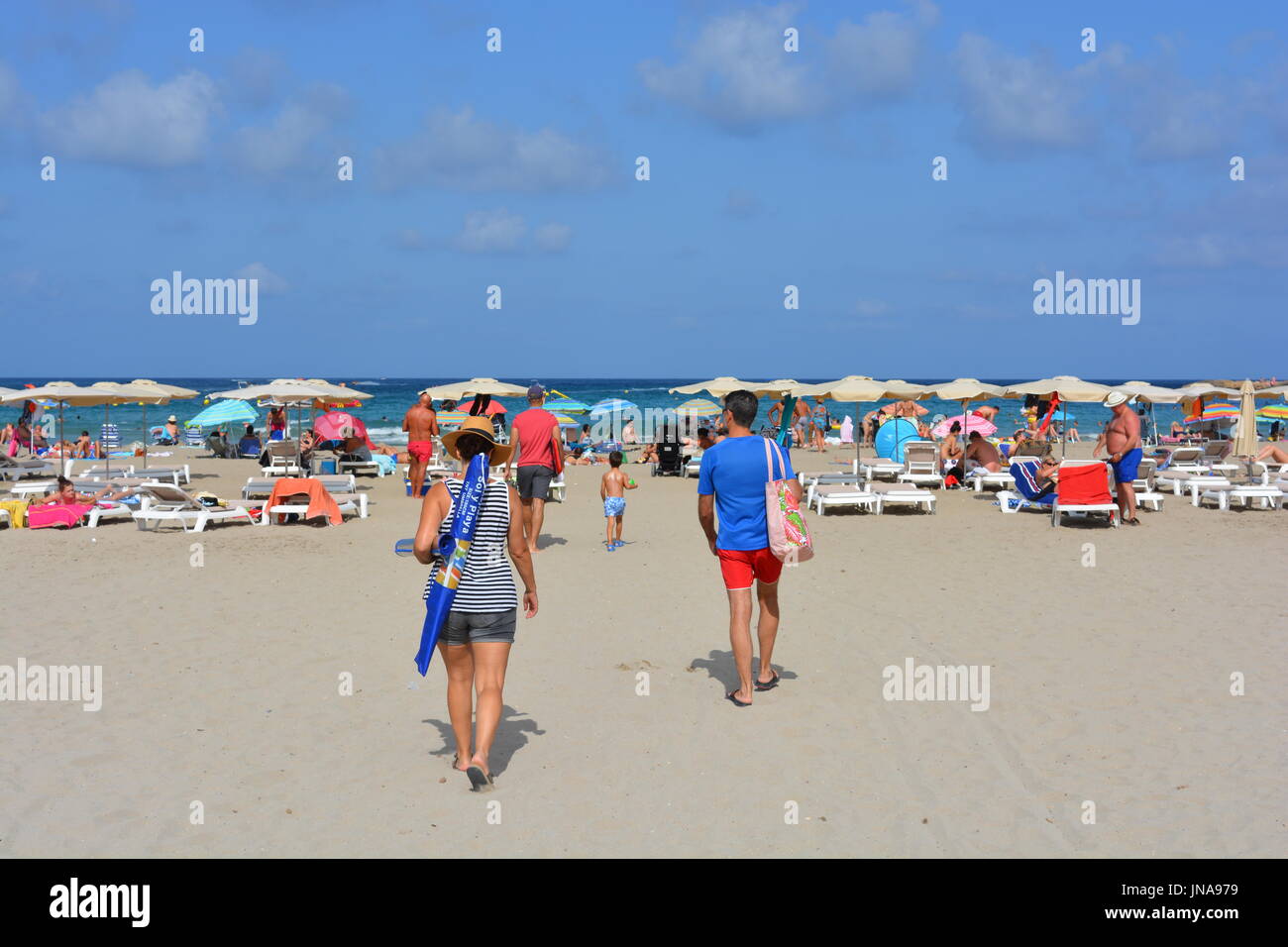 Coppia giovane di andare alla spiaggia di Arenal a Javea sulla Costa Blanca, Spagna. Foto Stock