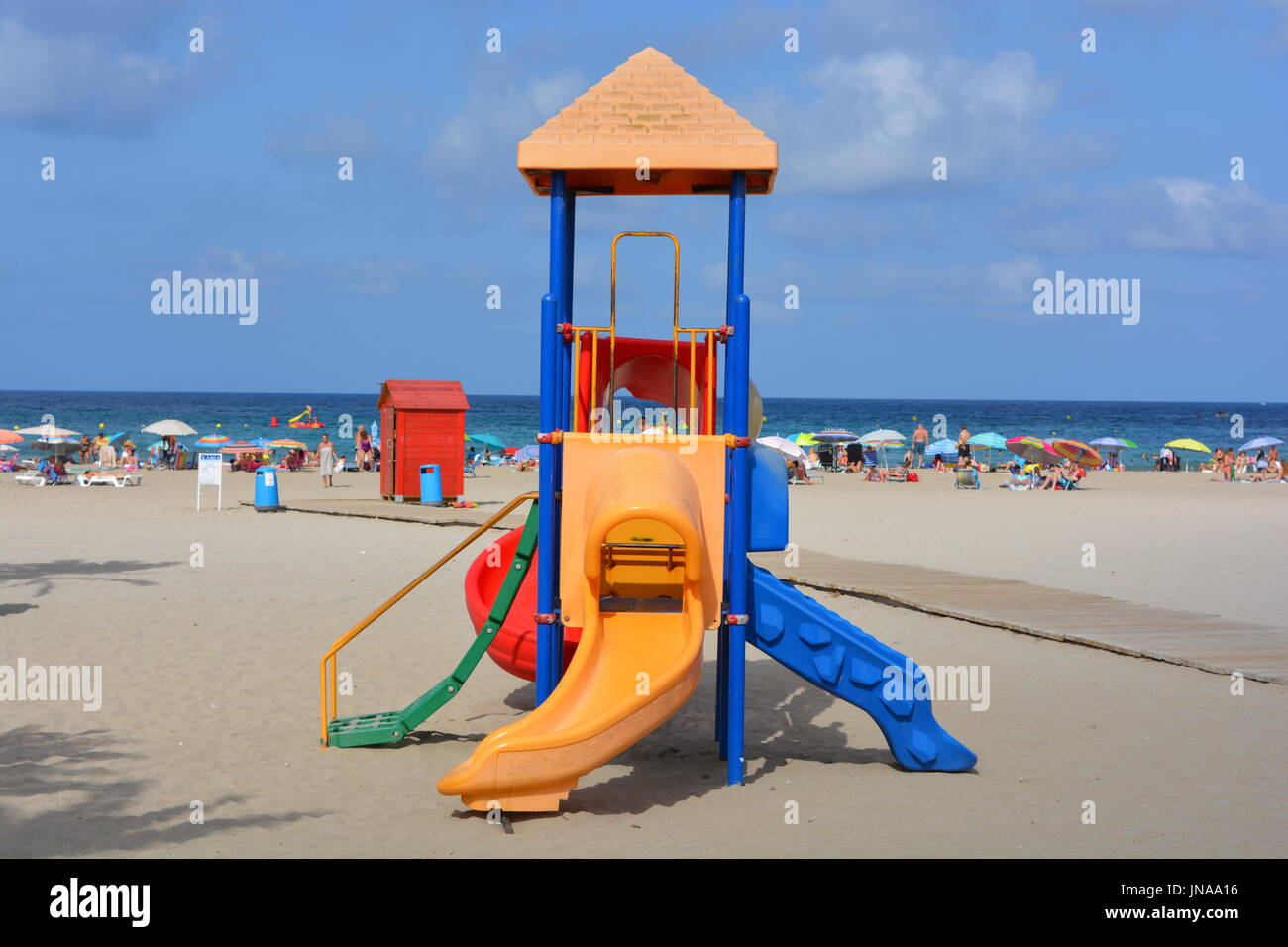 Per i bambini il telaio di arrampicata sulla spiaggia Arenal a Javea sulla Costa Blanca, Spagna Foto Stock