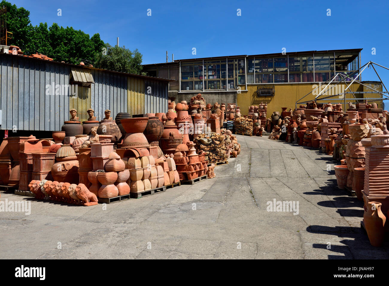 Variare grande selezione di vasi di terracotta Napoli essendo venduto da memorizzare, "faraone" in terracotta, Italia Foto Stock