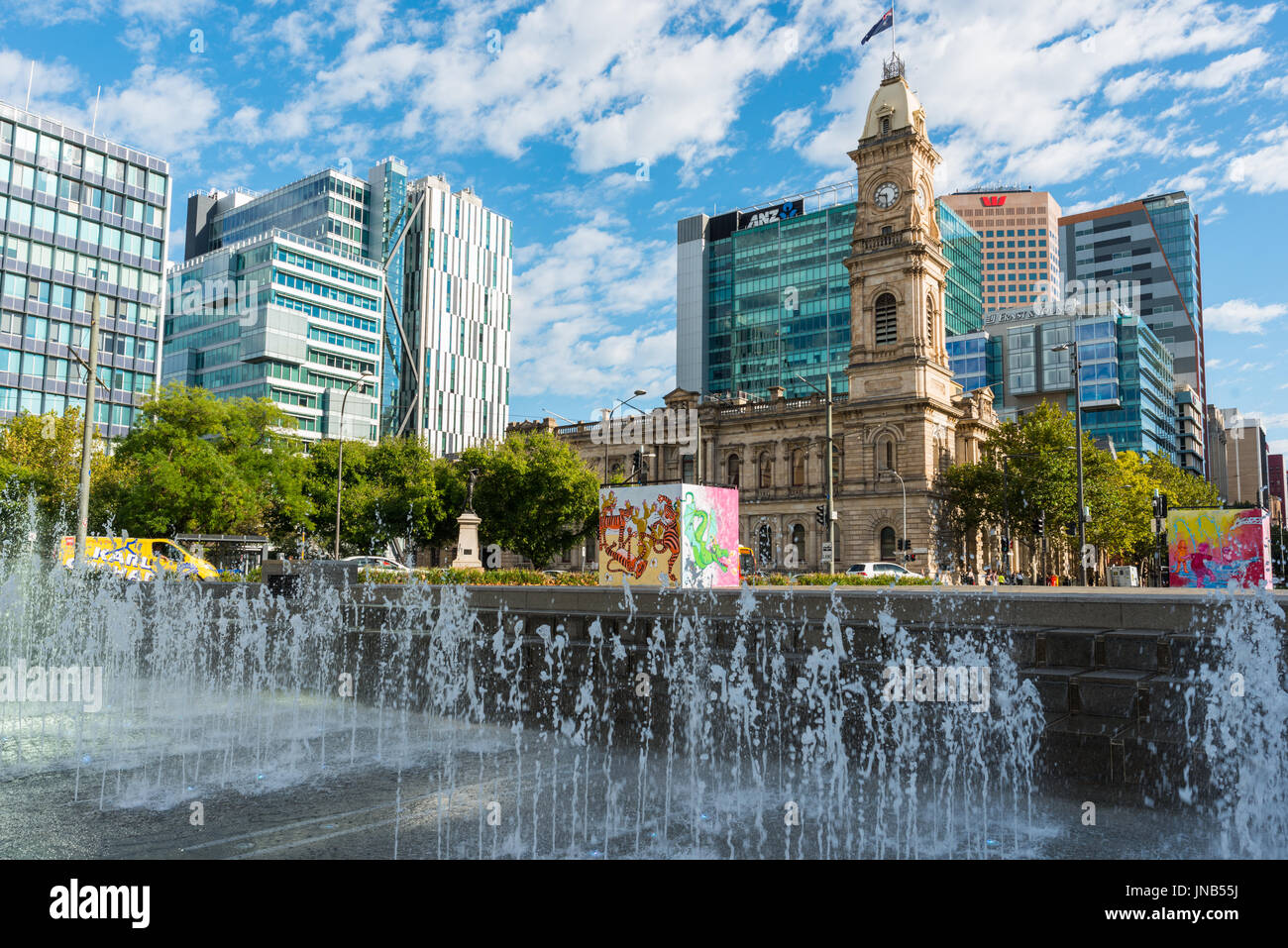 Adelaide skyline della città visto da Victoria Square. Il South Australia. Foto Stock