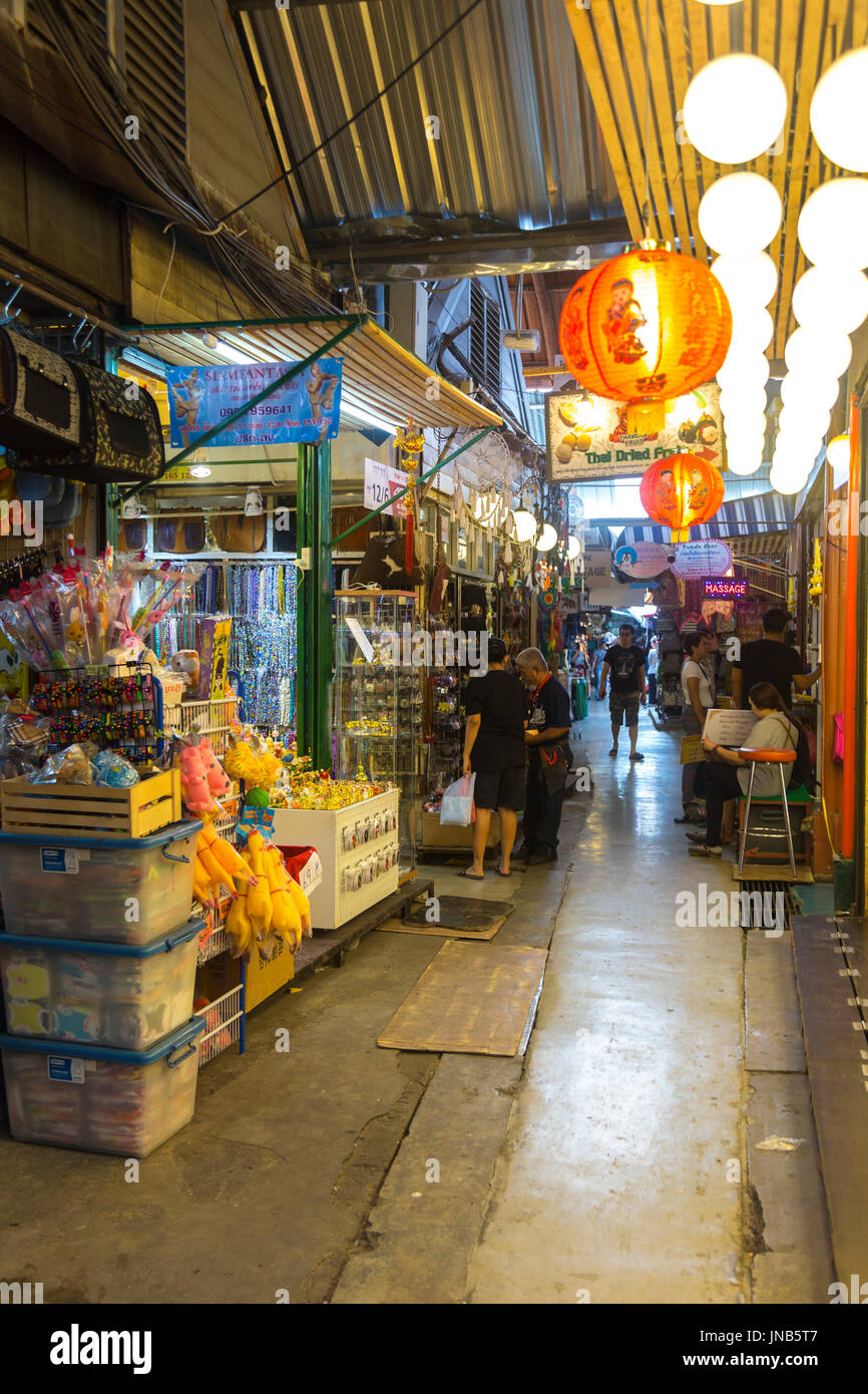 Il percorso stretto tra bancarelle decorate con lanterne di carta presso il Mercato del fine settimana di Chatuchak, Thailandia, Bangkok Foto Stock