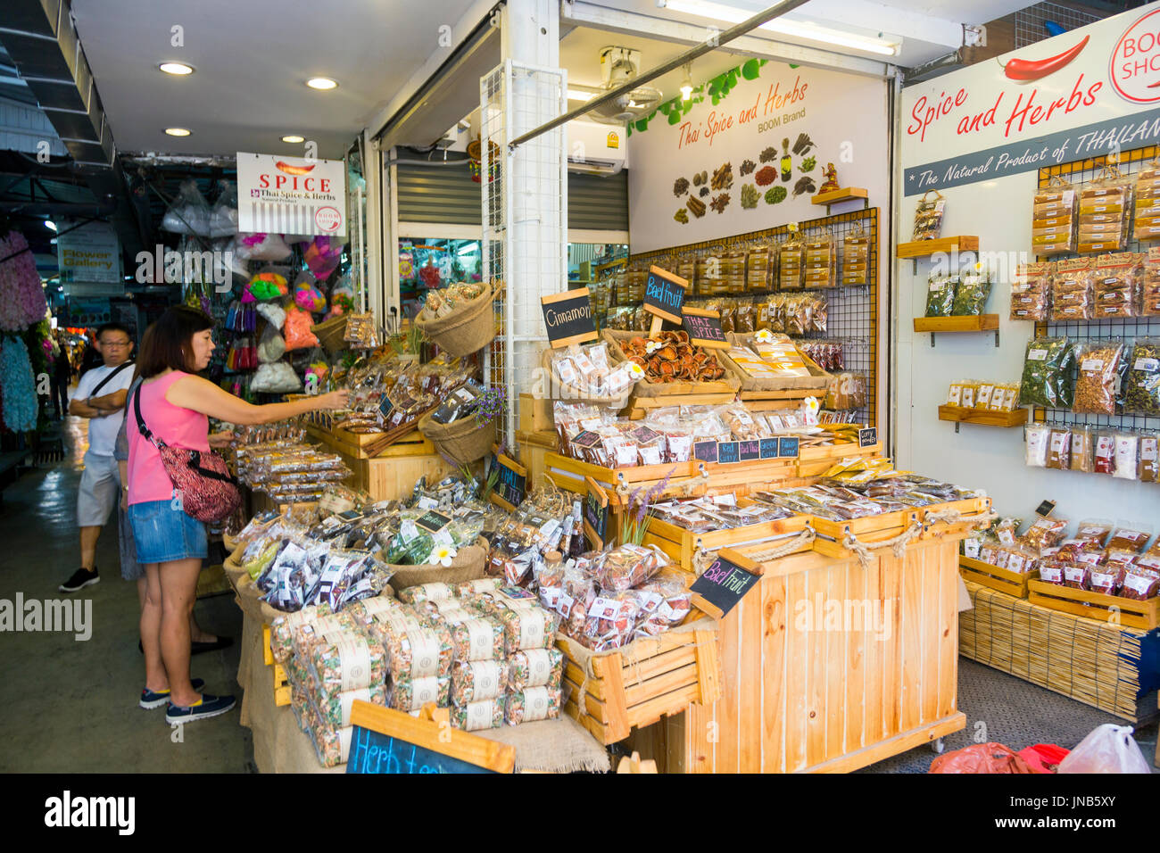 Le spezie e le erbe stallo a mercato Chatuchak, Bangkok, Thailandia Foto Stock