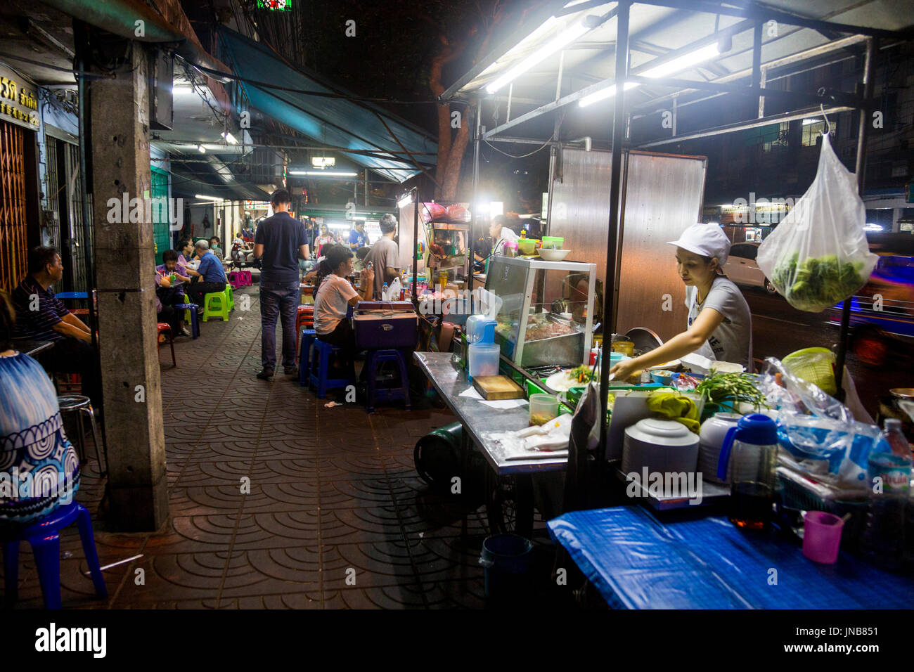 Banchi di cibo in un mercato Notturno di Chinatown, Bangkok, Thailandia Foto Stock