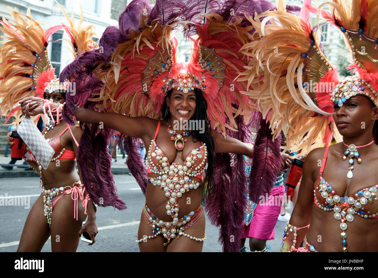 Ballerini celebrando cinquantesimo carnevale di Notting Hill Foto Stock