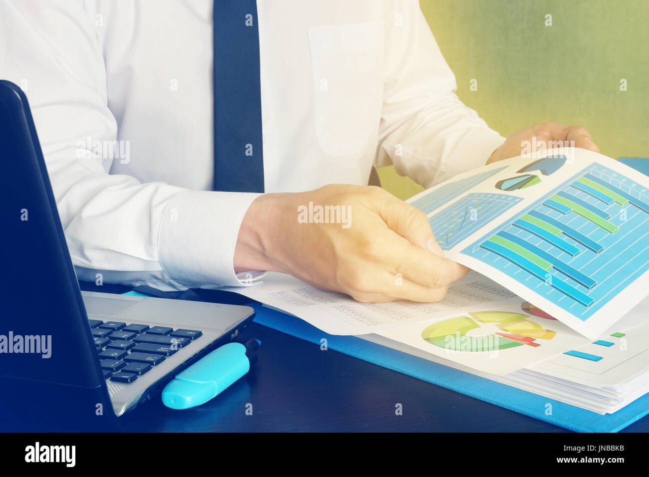 Manager di analizzare grafici finanziari sul tavolo per ufficio. Foto Stock