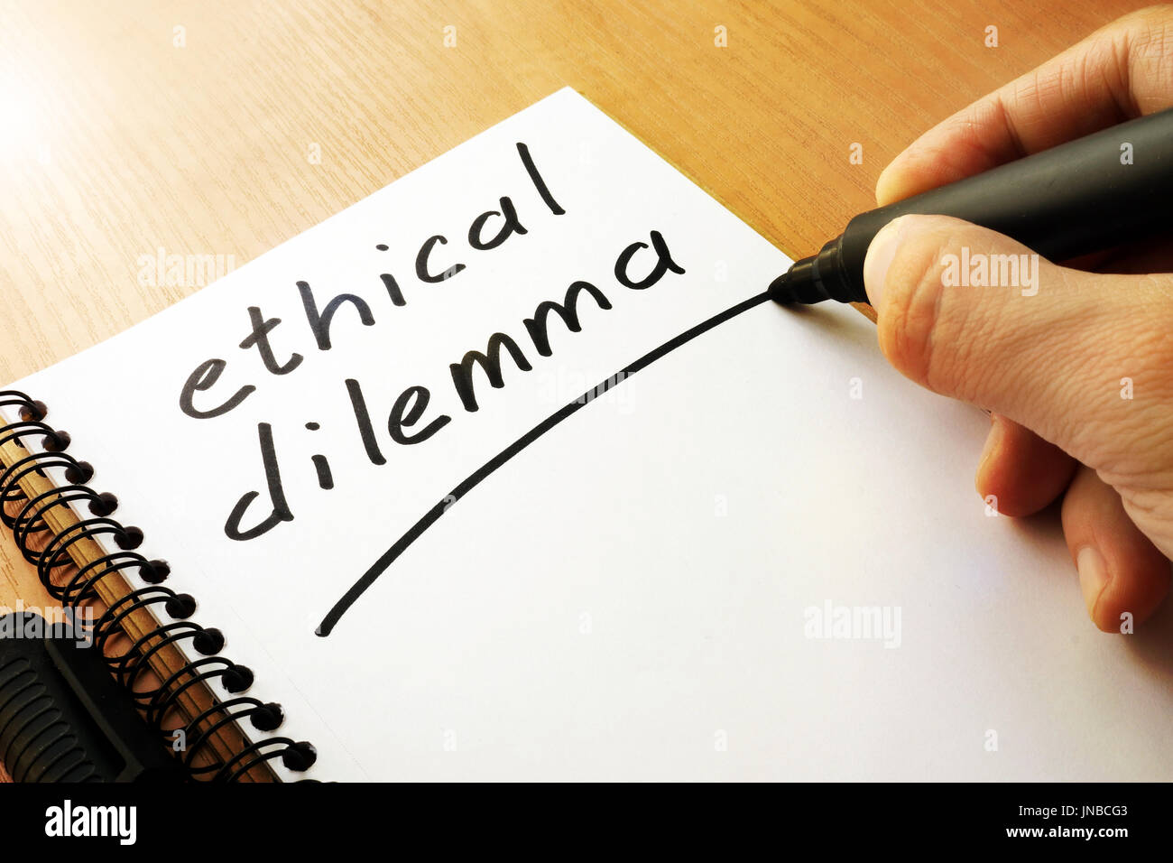 Dilemma etico scritto in una nota. Foto Stock