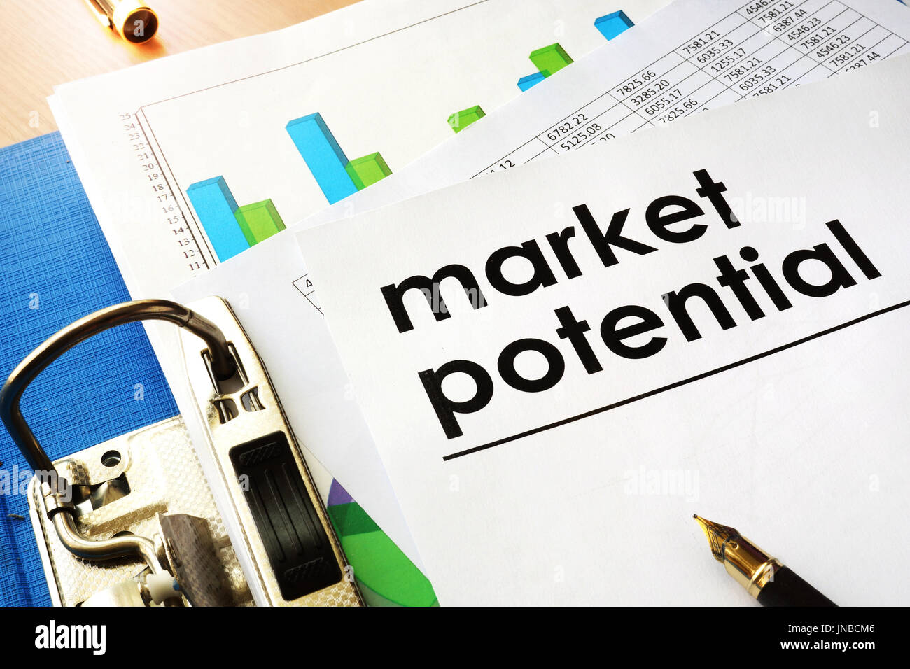Documento del potenziale di mercato in una cartella blu. Foto Stock