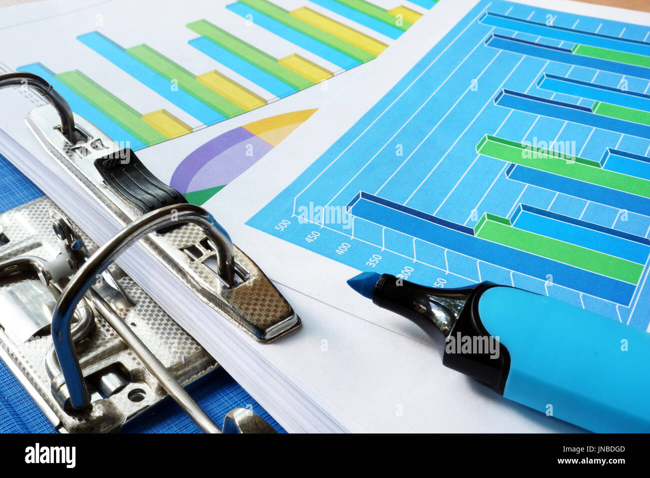 Il controllo delle finanze concetto. I dati finanziari con tabelle e grafici. Foto Stock